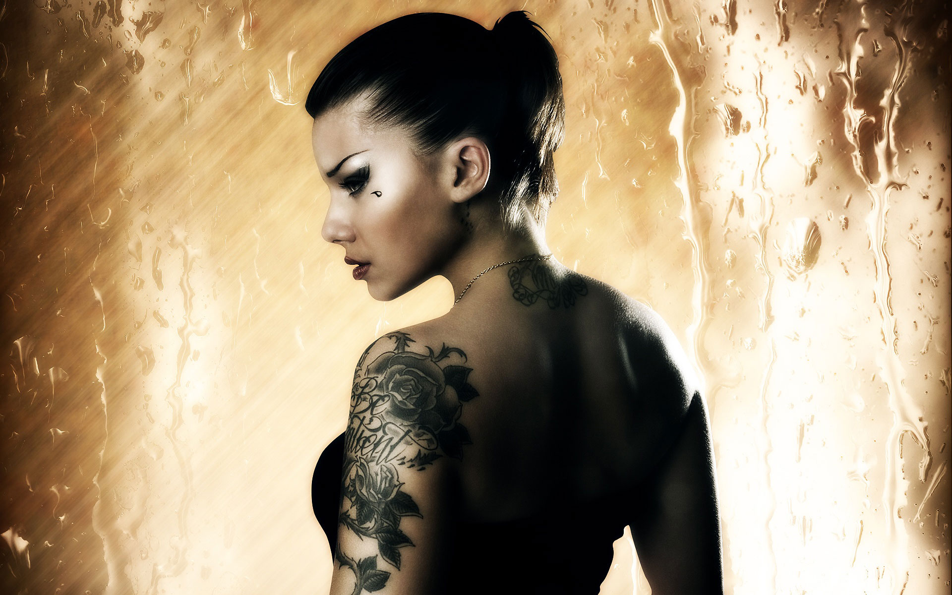 Элоди Юнг девушка с татуировкой дракона