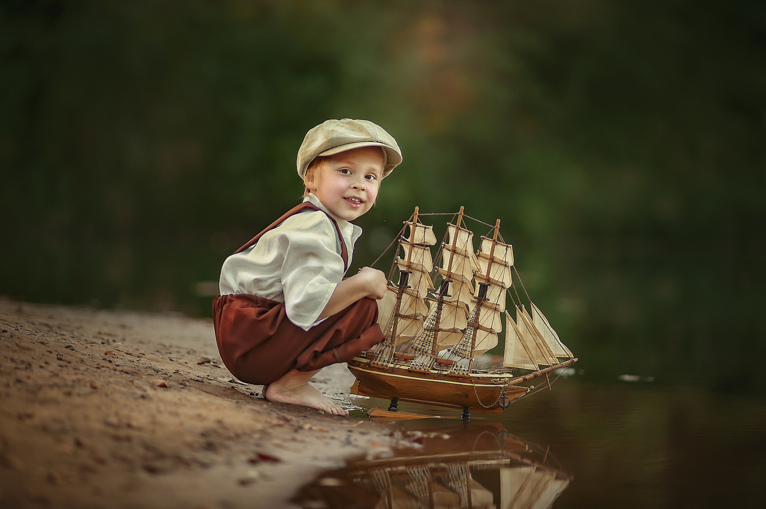 Дети запускают кораблики