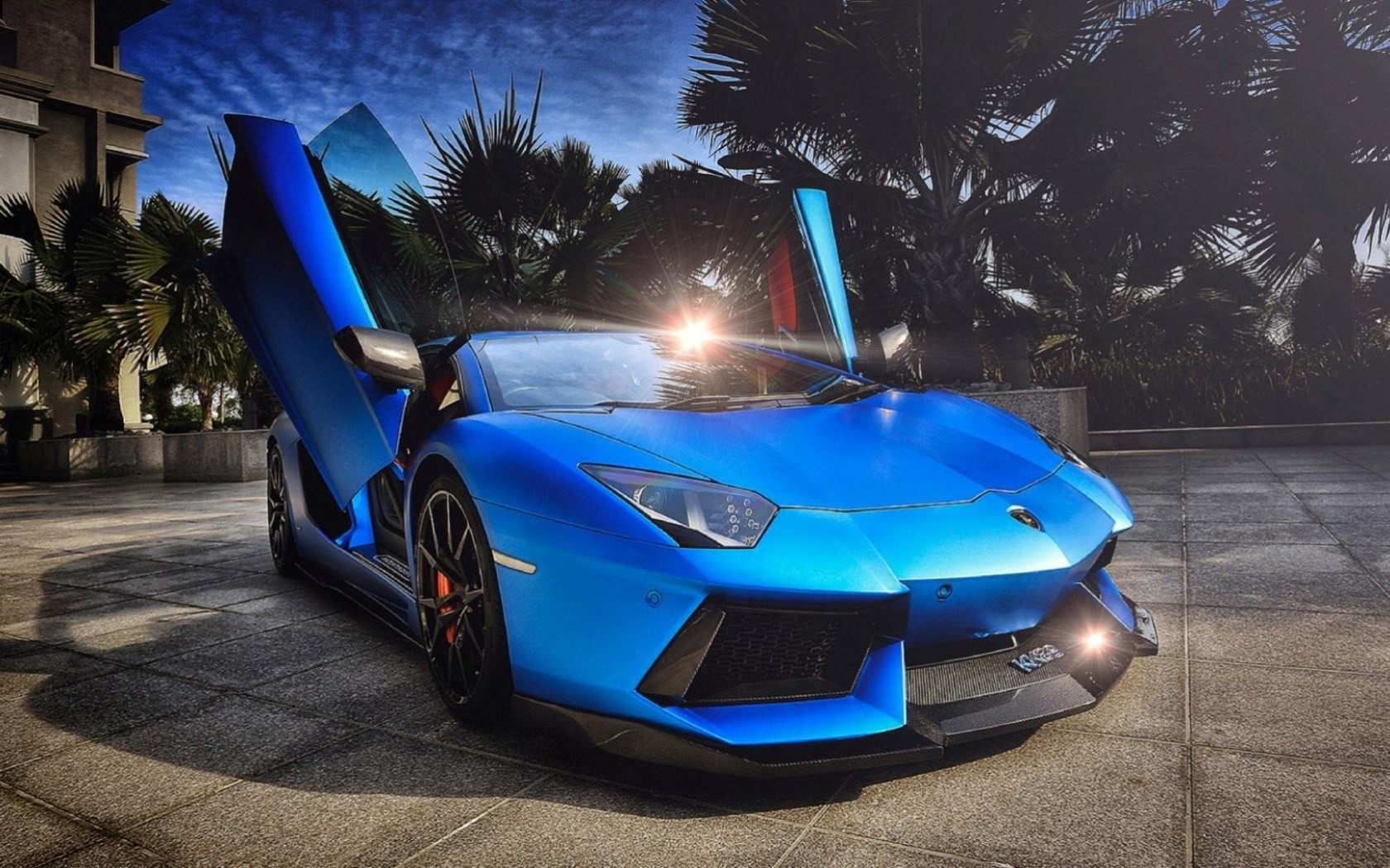Lamborghini Aventador голубая