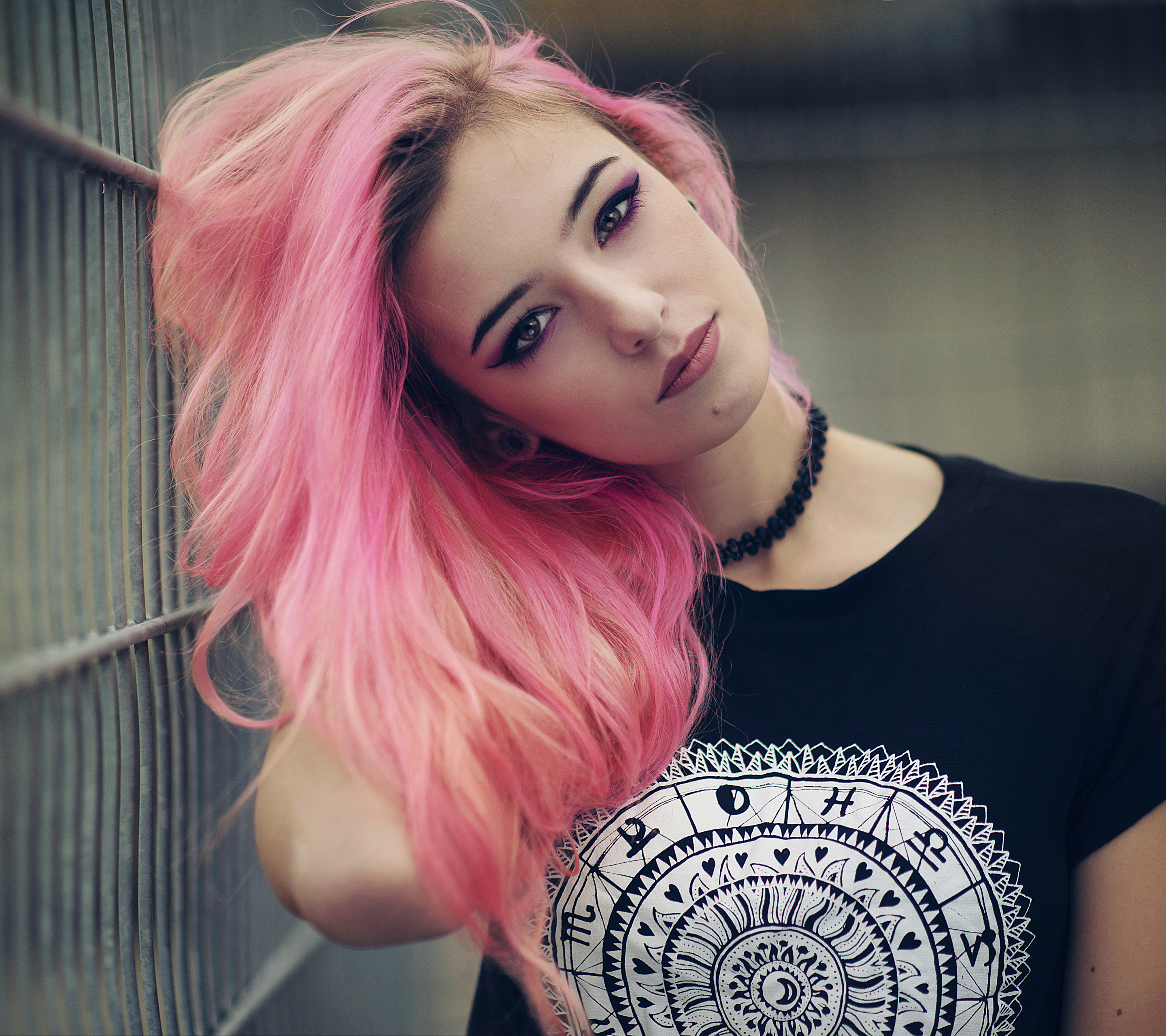 Русская девушка с розовыми волосами