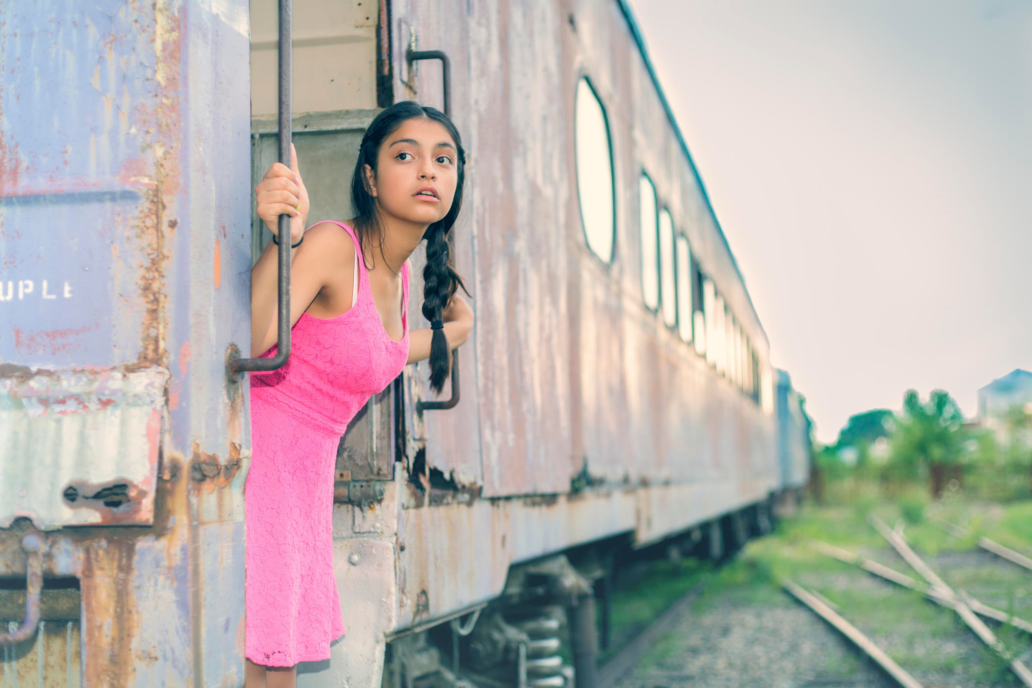 Девушка на фоне поезда