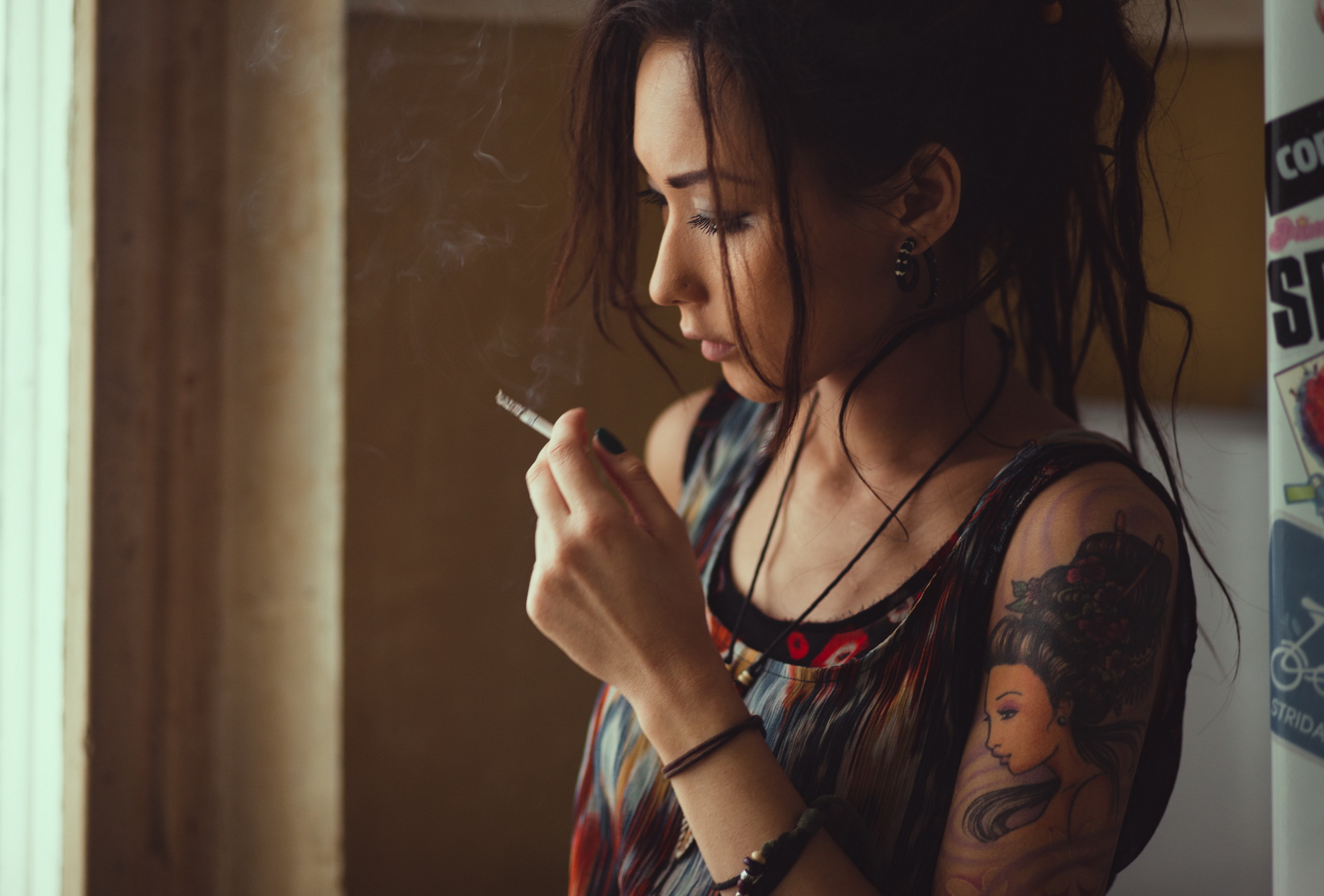 Девушка с татуировкой и сигаретой