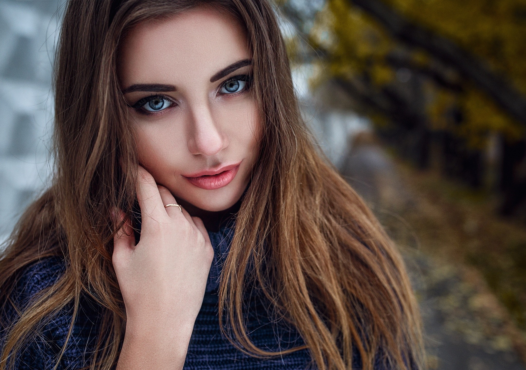 Девушка с каштановыми волосами и голубыми глазами