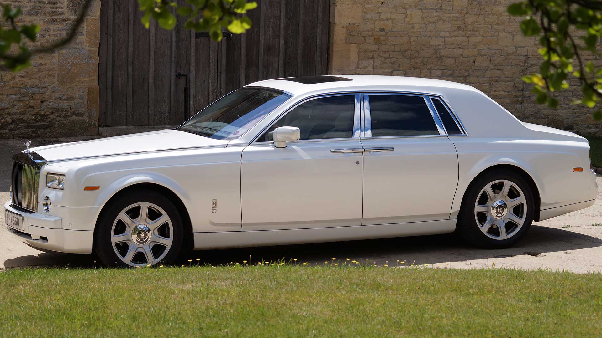 Белый роллс ройс. Rolls Royce Phantom белый. Роллс Ройс Фантом 1998. Rolls Royce Phantom 2007 White. Роллс Ройс Фантом 2005 белый.