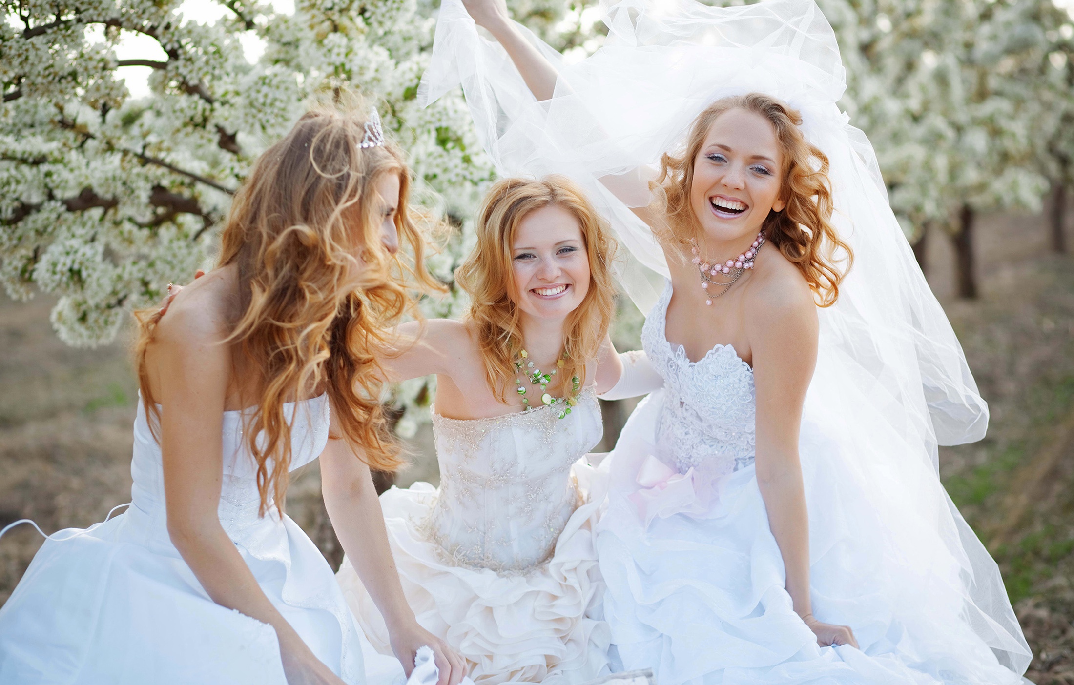 Девочки в платьях невесты