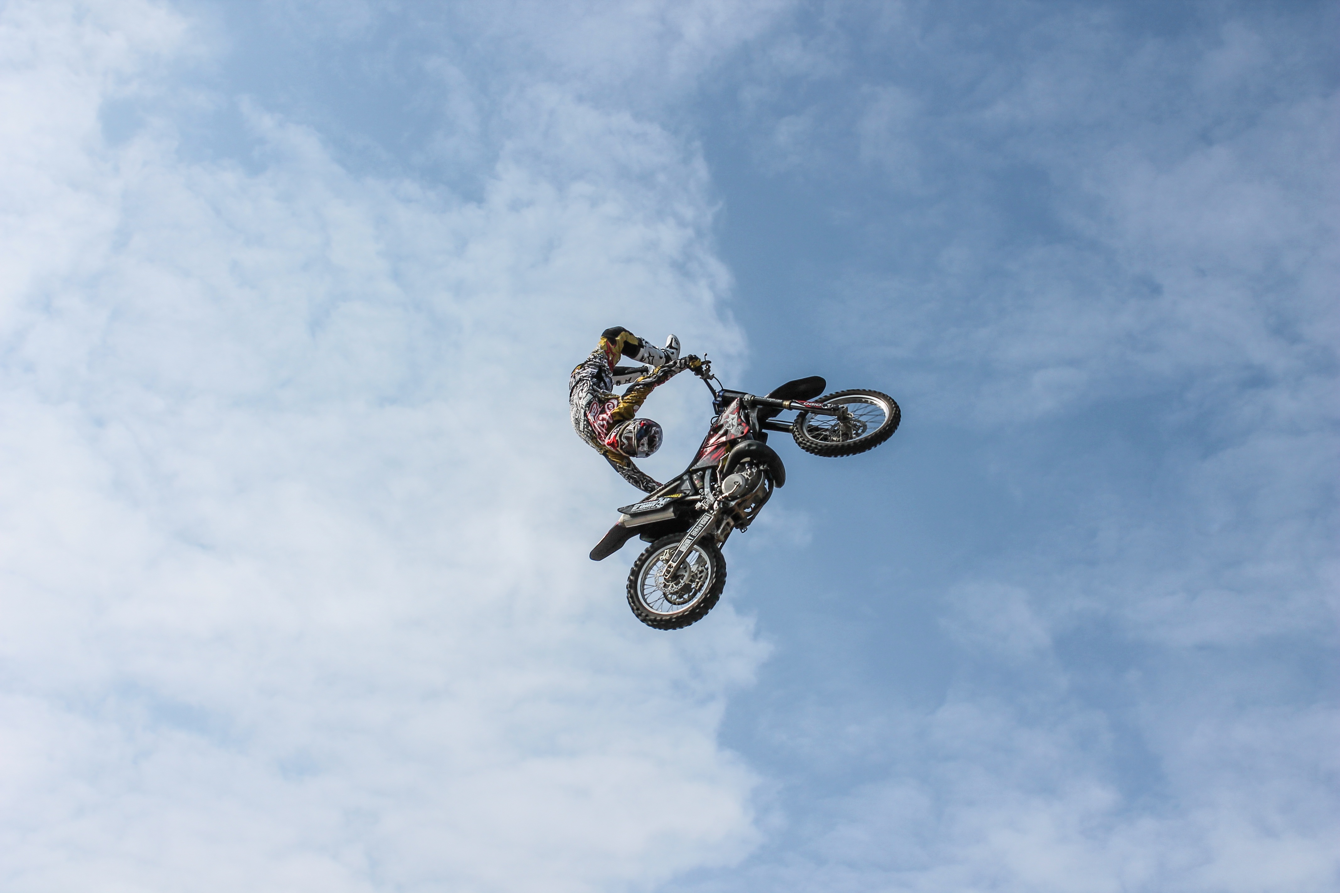 103824 скачать обои мотоциклы, мотоцикл, небо, облака, байкер, экстрим, трюк - заставки и картинки бесплатно