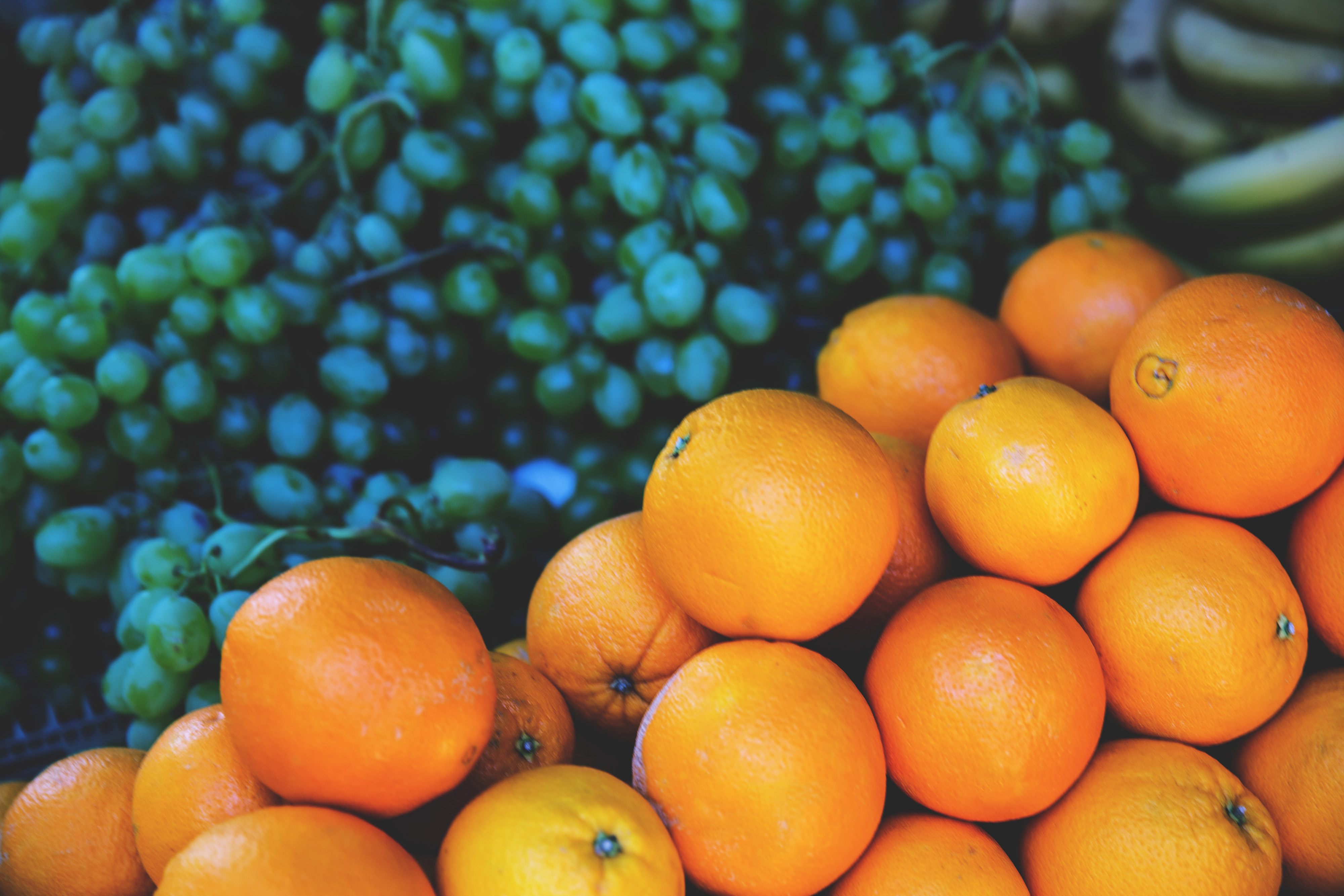 Handy-Wallpaper Obst, Lebensmittel, Oranges, Trauben kostenlos herunterladen.