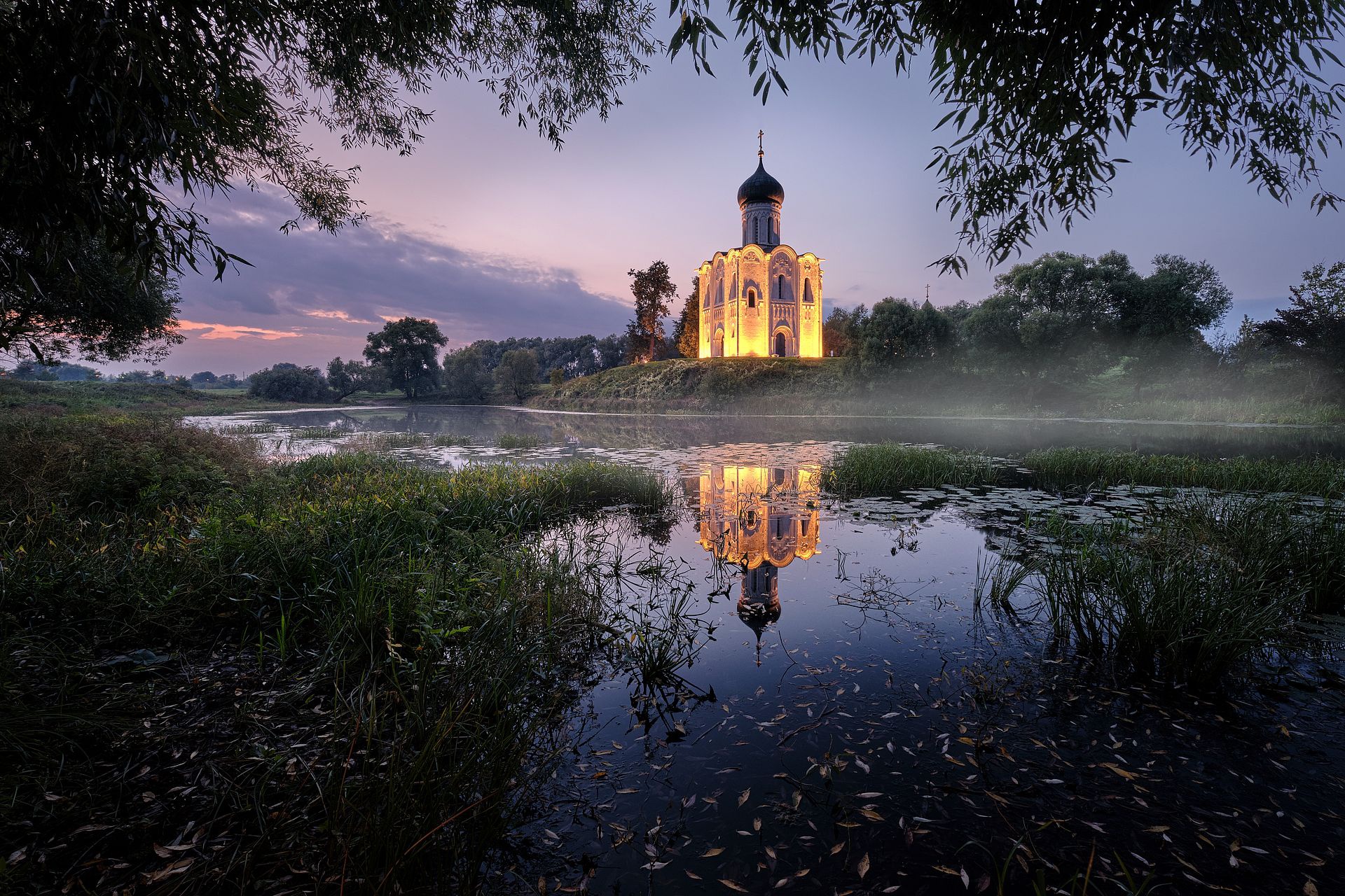 монастырь у реки