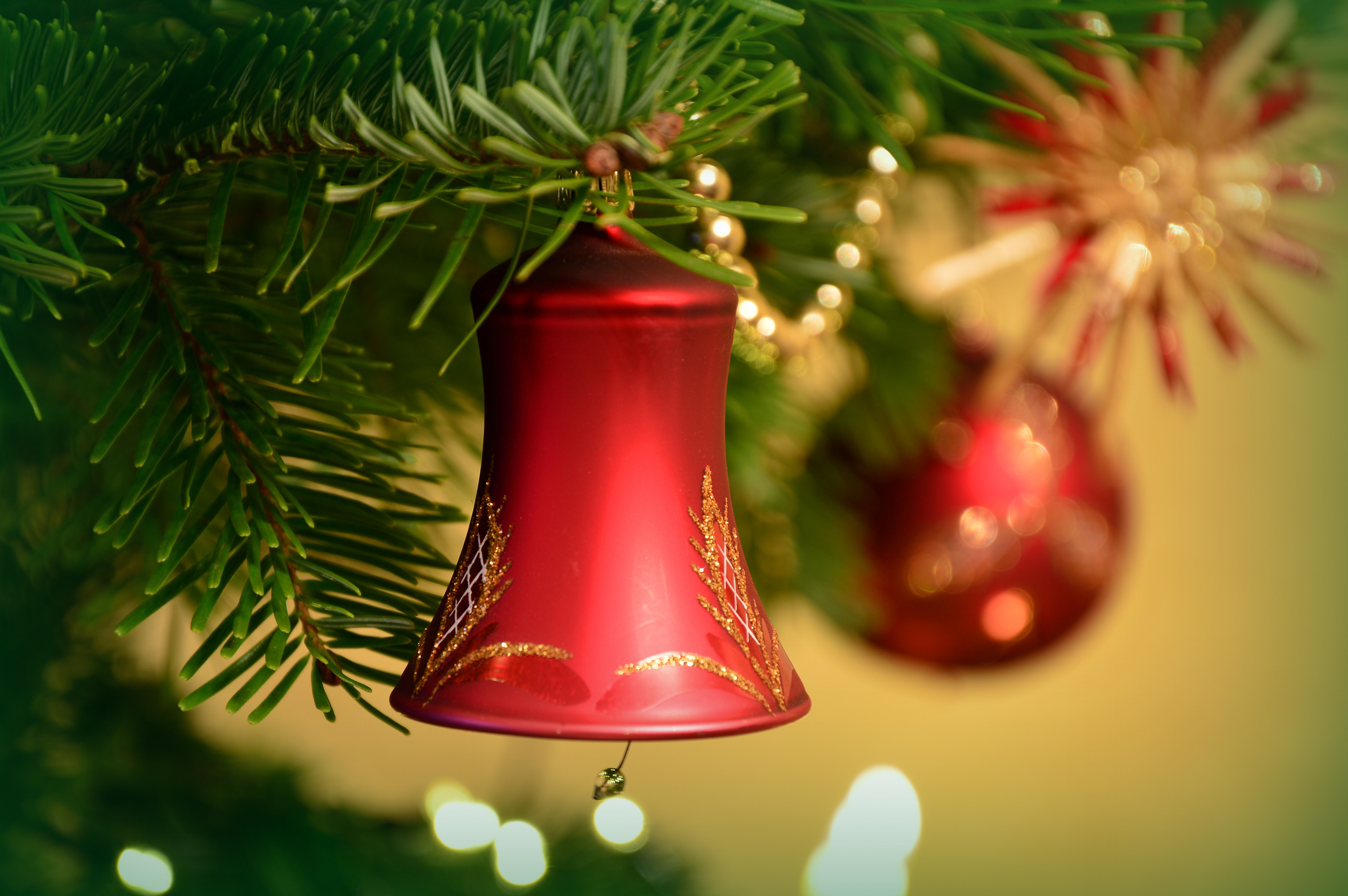 105836 descargar fondo de pantalla árbol de navidad, vacaciones, año nuevo, navidad, campana, decoración navideña, decoración de año nuevo: protectores de pantalla e imágenes gratis