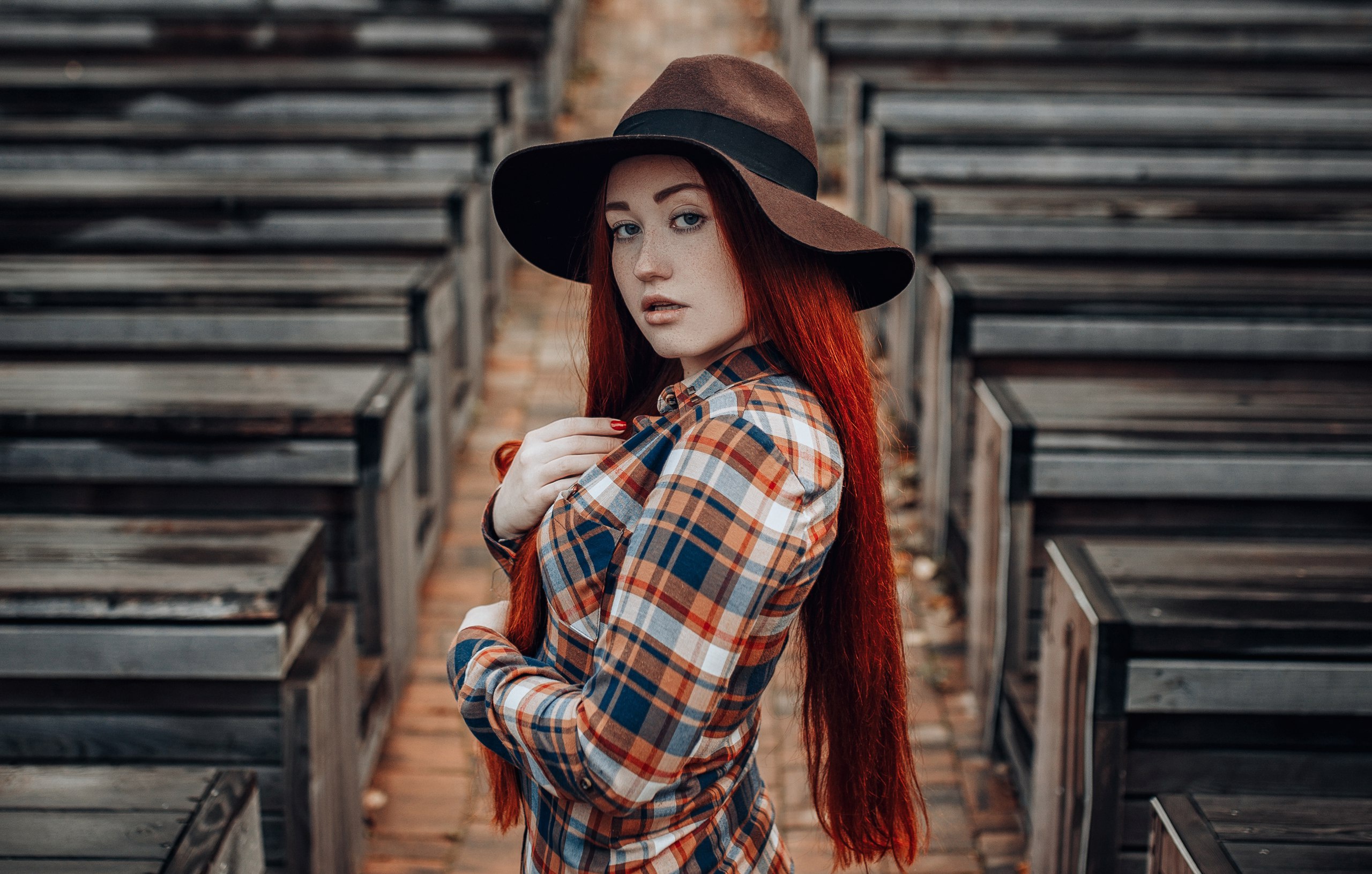Рыжая девушка в кепке