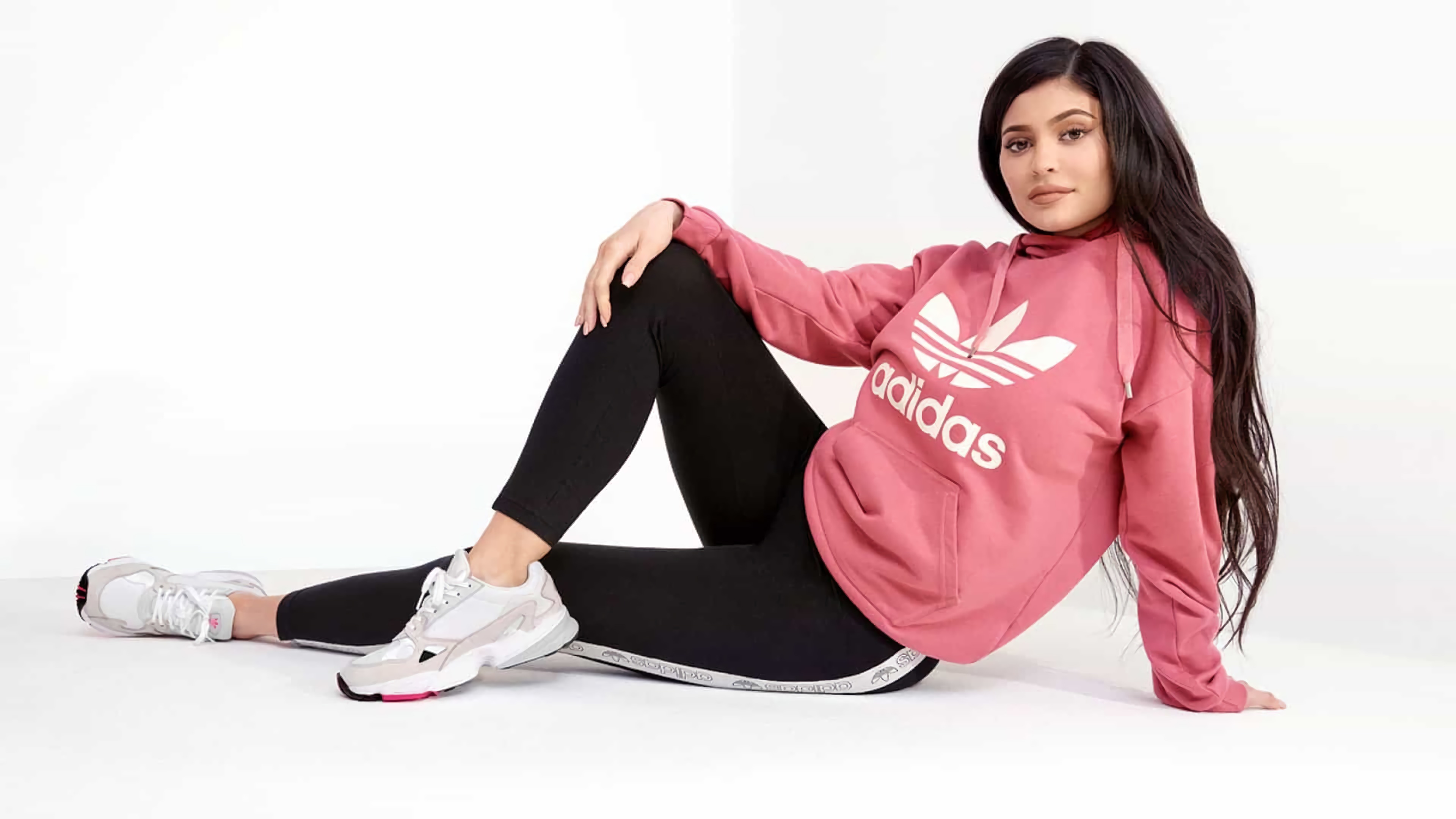 Интернет спортивный сайты одежды. Adidas Falcon Kylie Jenner.