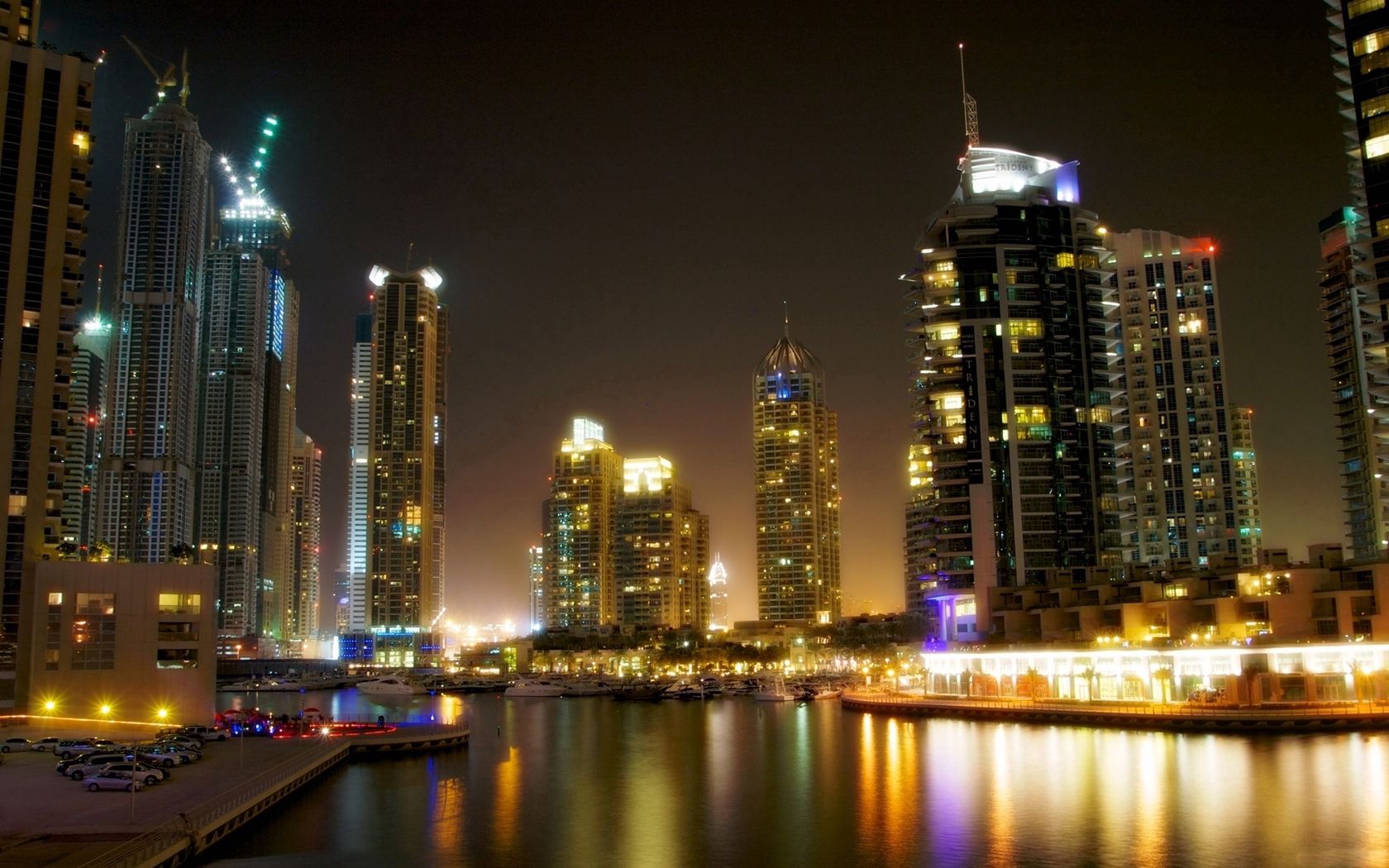 Handy-Wallpaper Städte, Sea, Übernachtung, Wolkenkratzer, Gebäude, Ufer, Bank, Dubai kostenlos herunterladen.