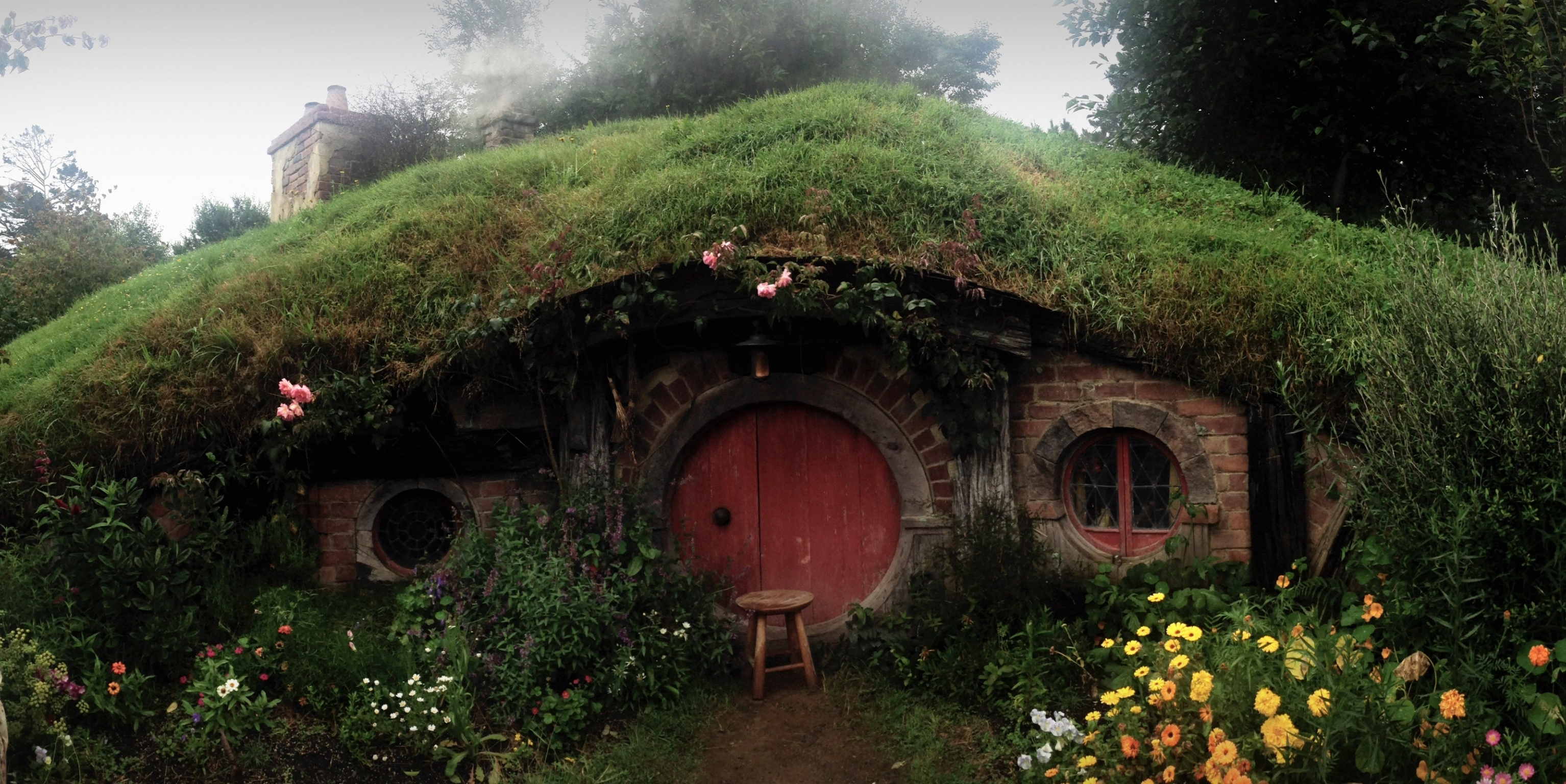 «The Hobbit House» («дом хоббитов»)