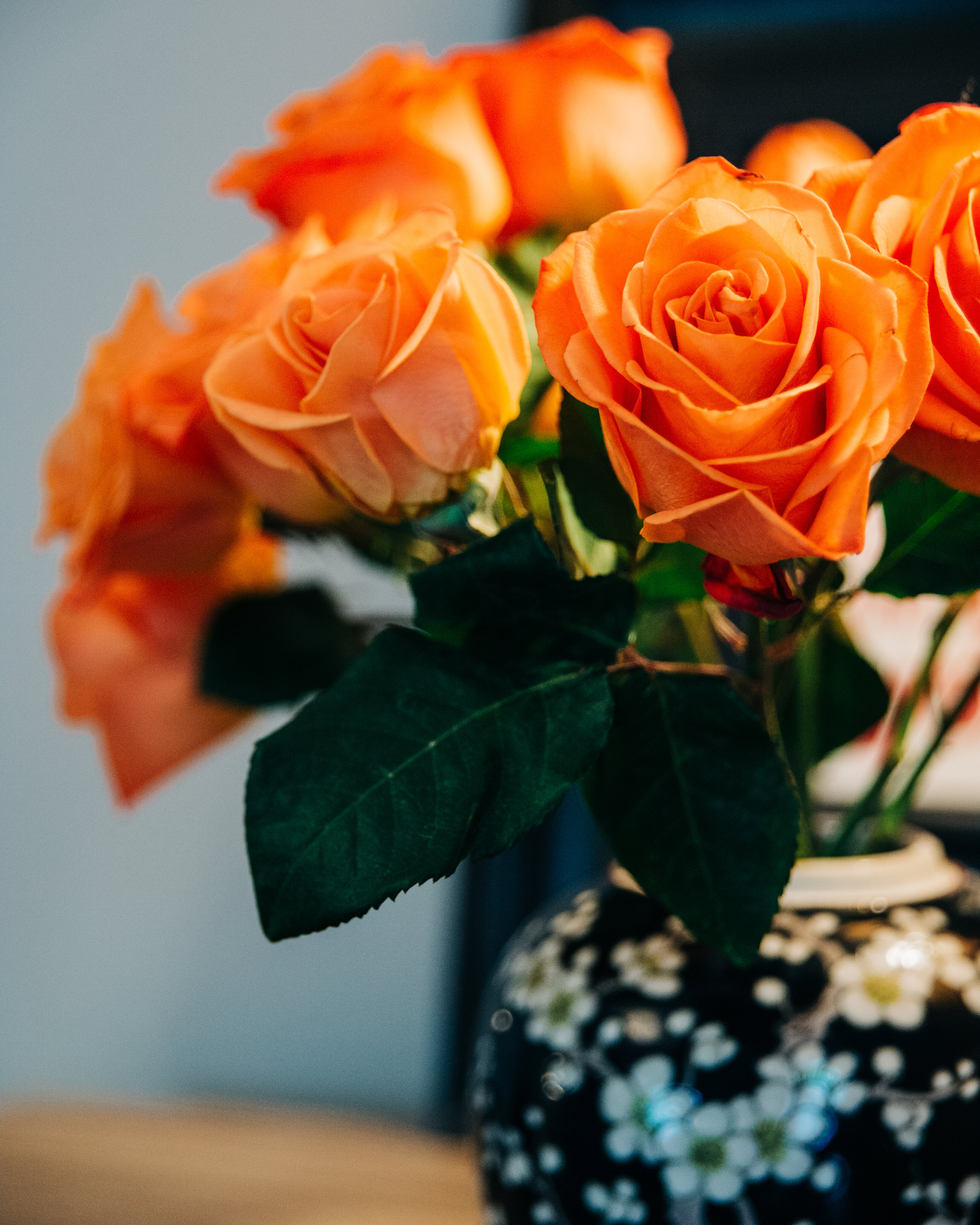 100574 скачать Оранжевые обои на телефон бесплатно, цветы, букет, оранжевый, розы Оранжевые картинки и заставки на мобильный