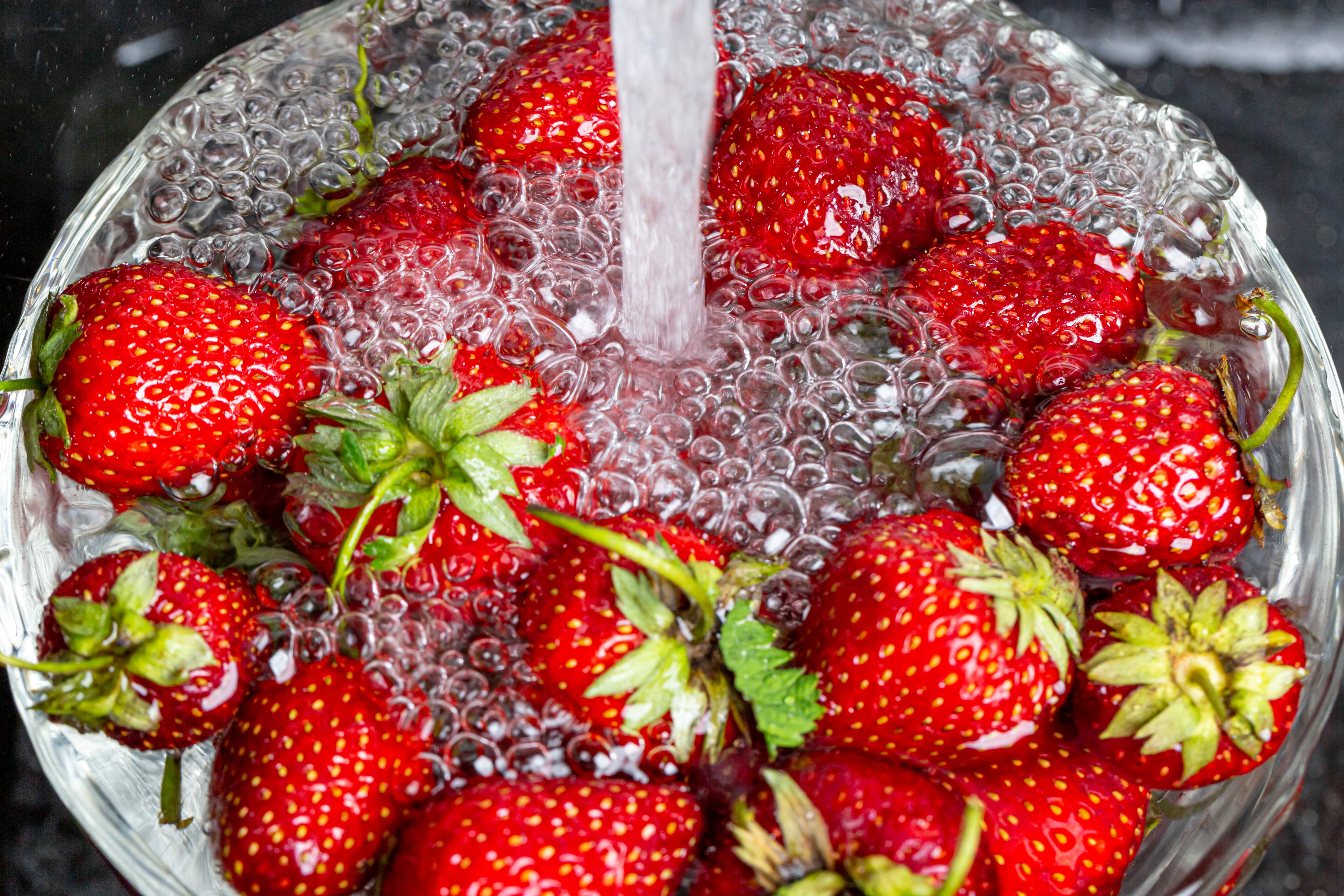 54017 скачать обои пузыри, вода, еда, клубника, ягода, фрукт - заставки и картинки бесплатно