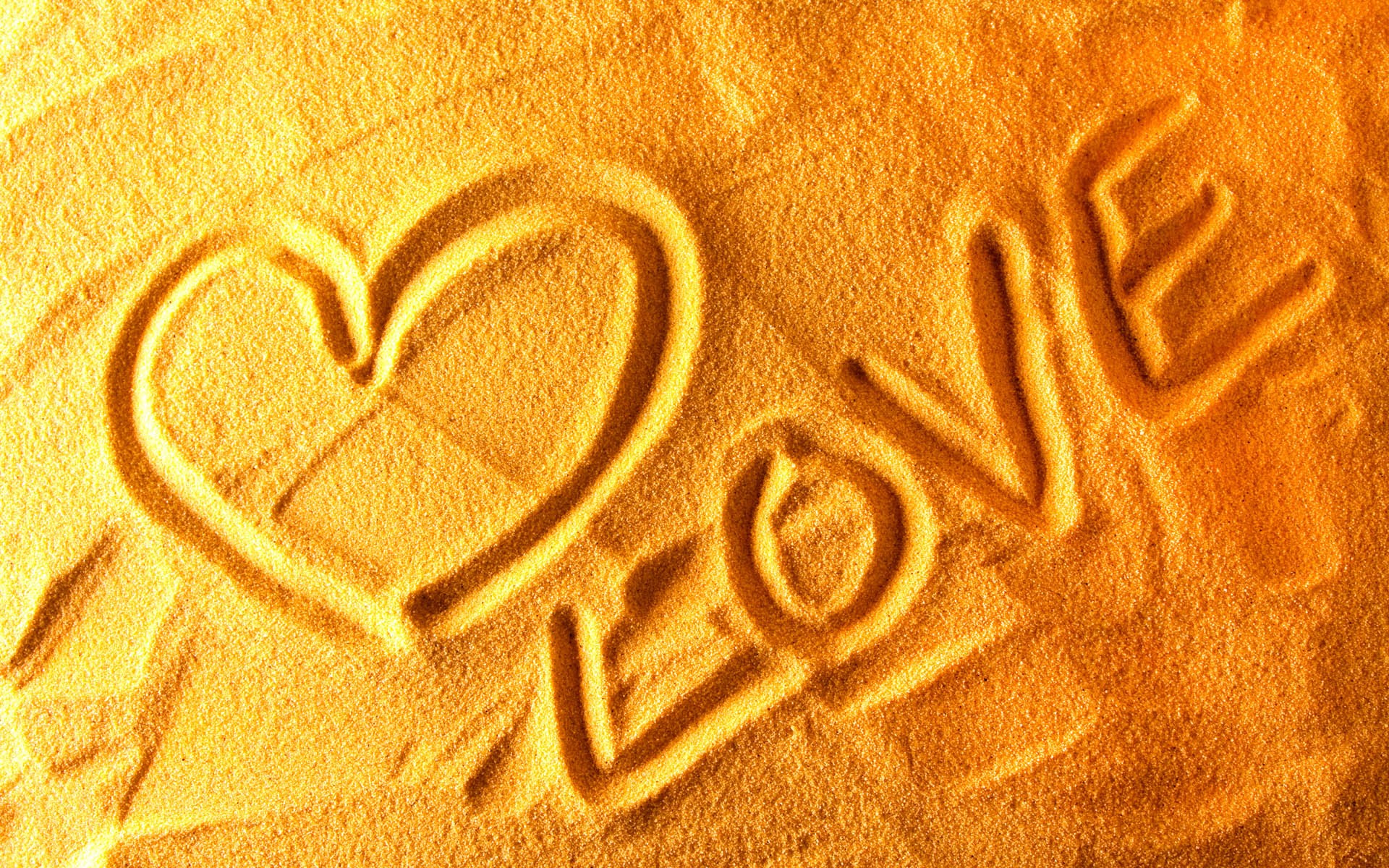 Надпись на песке Love