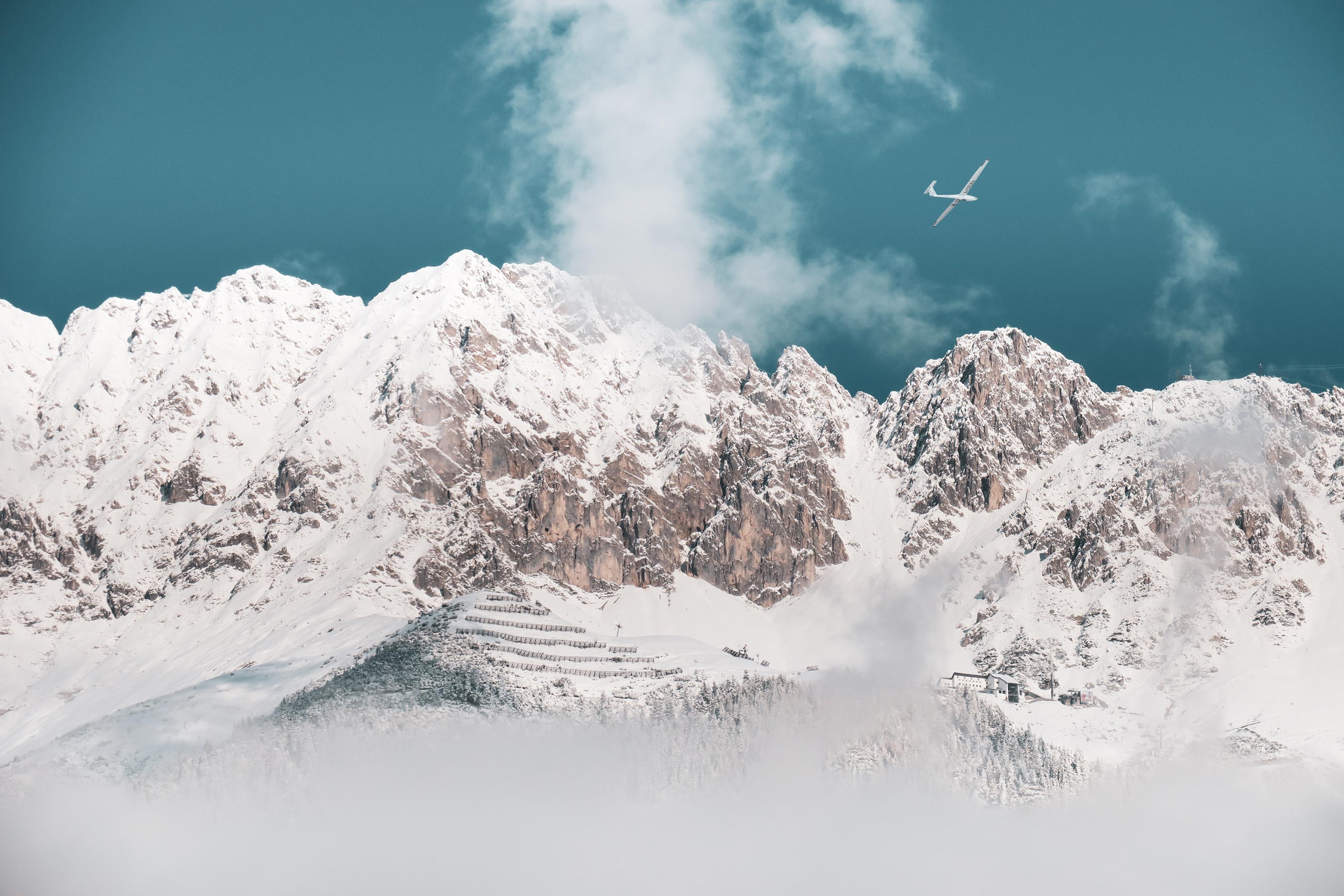 126431 Hintergrundbild herunterladen schnee, natur, mountains, clouds, oberteile, scheitelpunkt, flugzeug - Bildschirmschoner und Bilder kostenlos