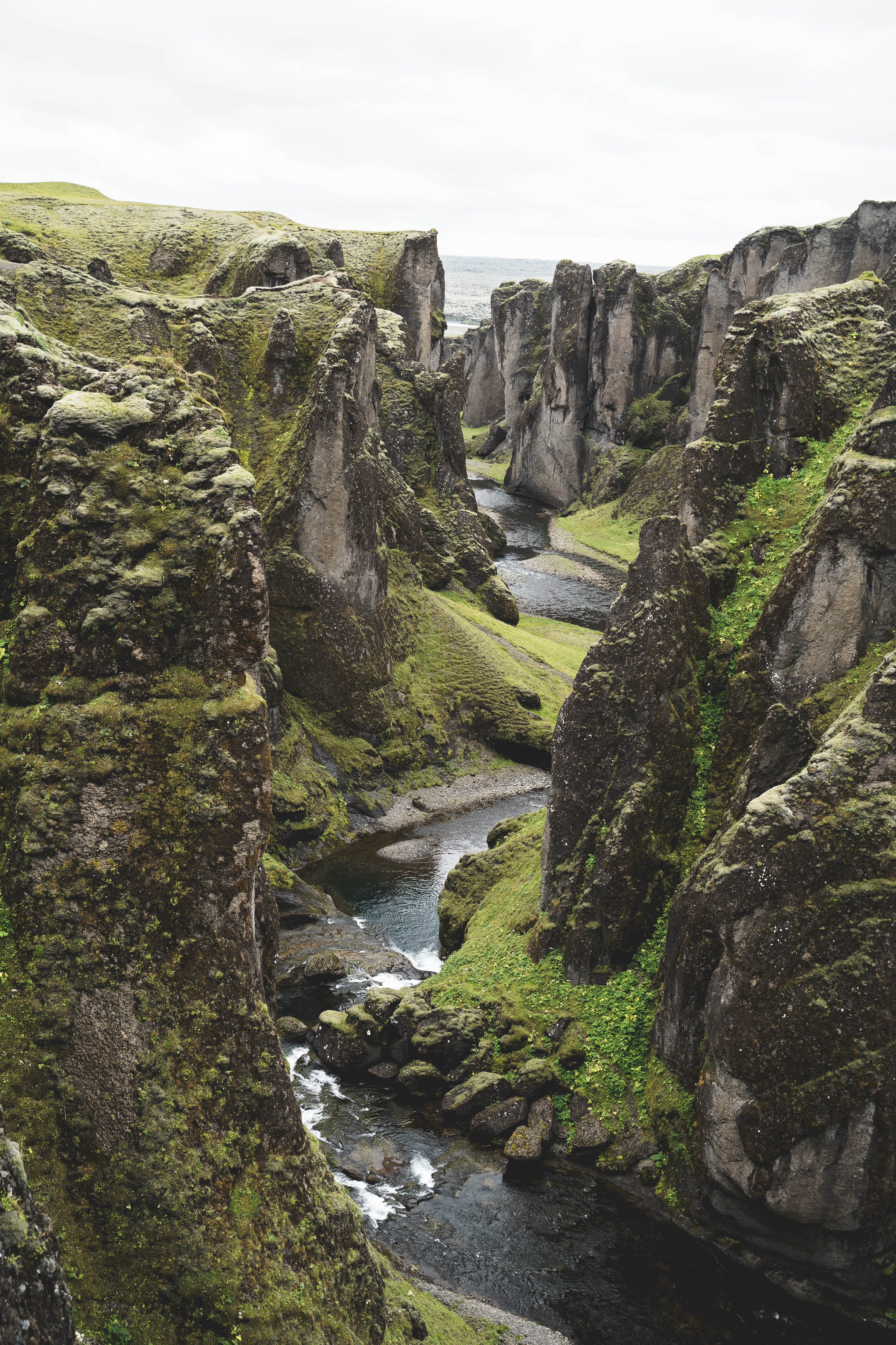Скачати мобільні шпалери Ісландія, Пейзаж, Природа, Річка, Скелі, Порід, Обрив, Обриву, Кам'яний, Камінь безкоштовно.