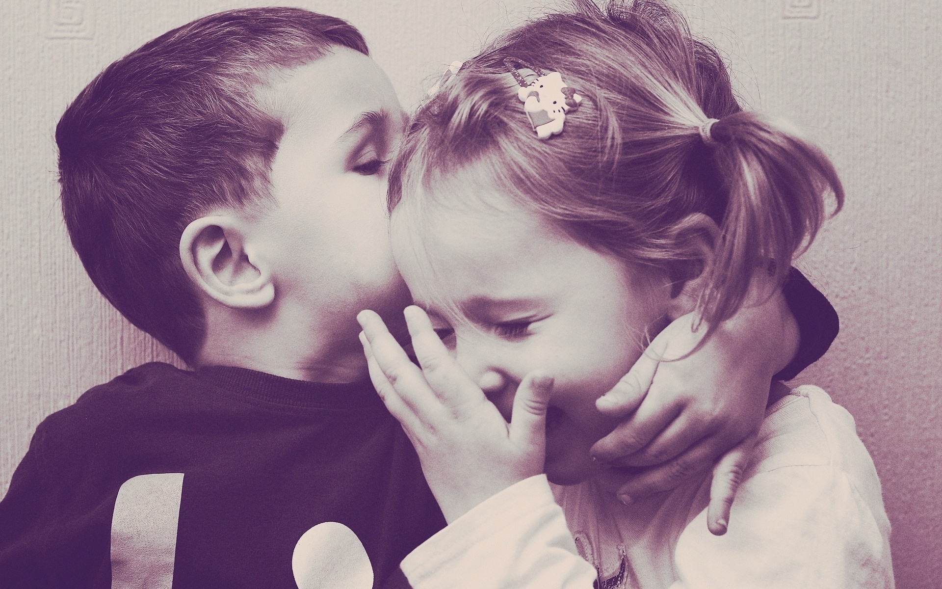Маленький мальчик целует девочку
