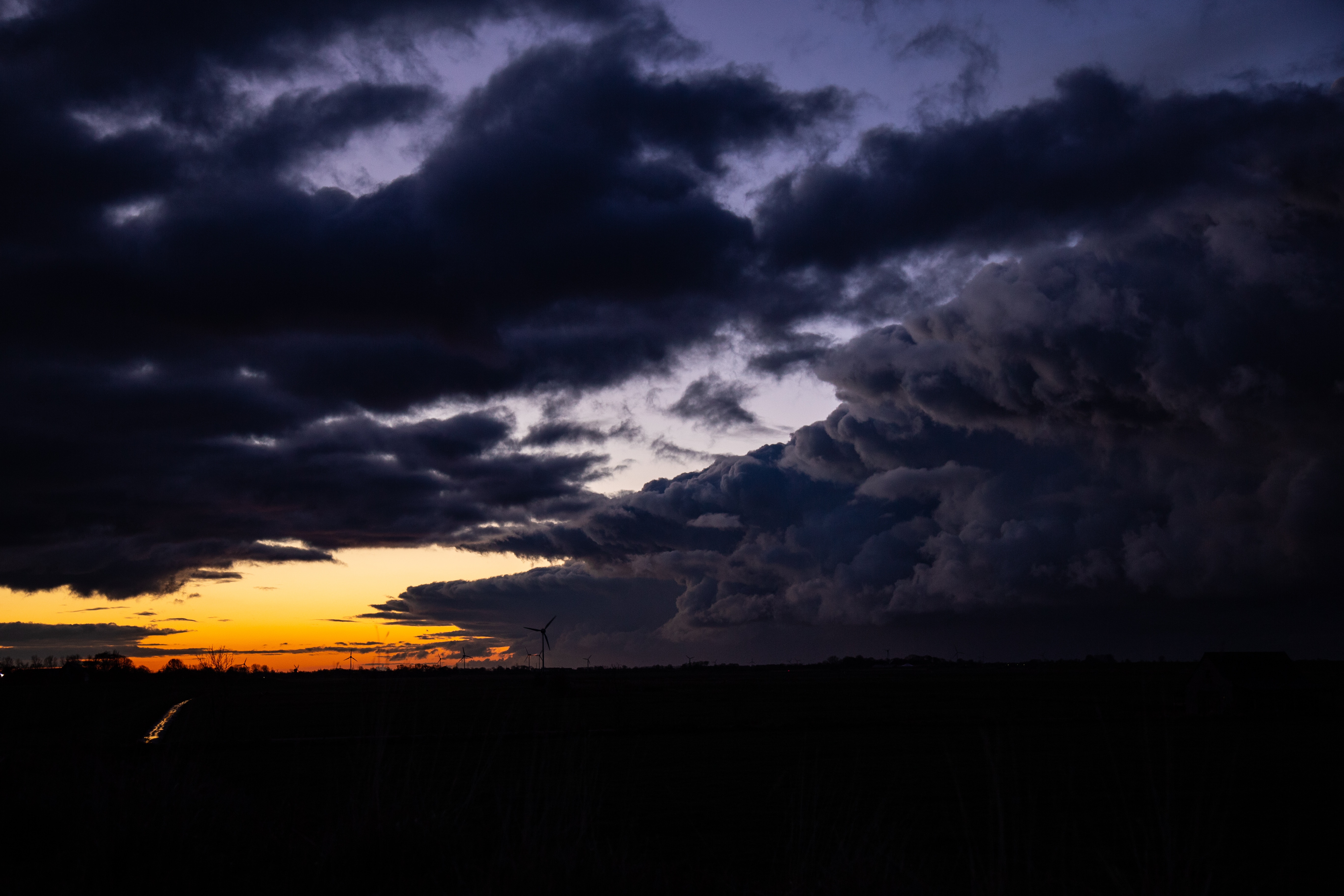 137189 Hintergrundbild herunterladen übernachtung, clouds, horizont, dunkel, hauptsächlich bewölkt, bedeckt, windmühle - Bildschirmschoner und Bilder kostenlos