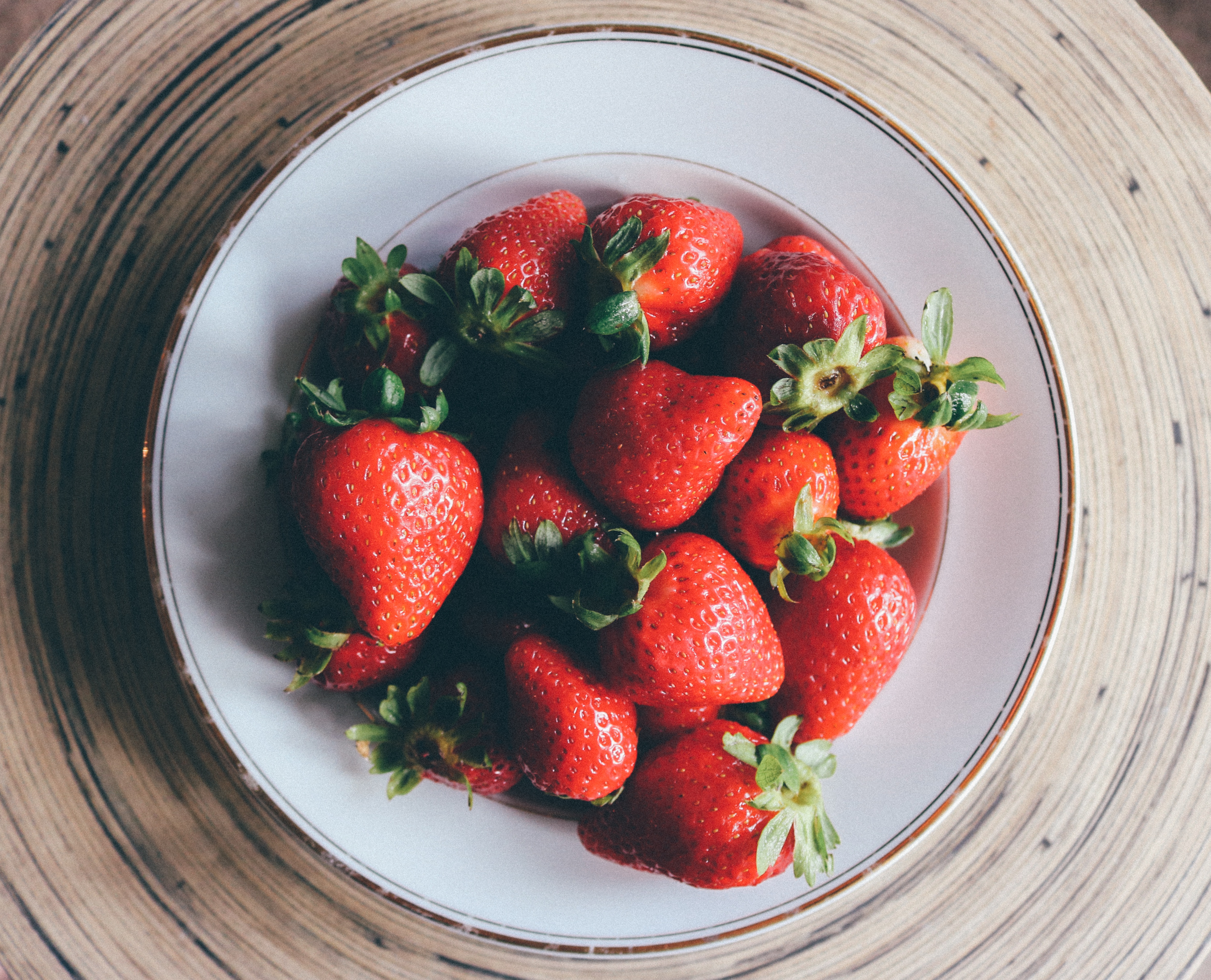 Laden Sie das Lebensmittel, Erdbeere, Berries, Teller, Reif-Bild kostenlos auf Ihren PC-Desktop herunter