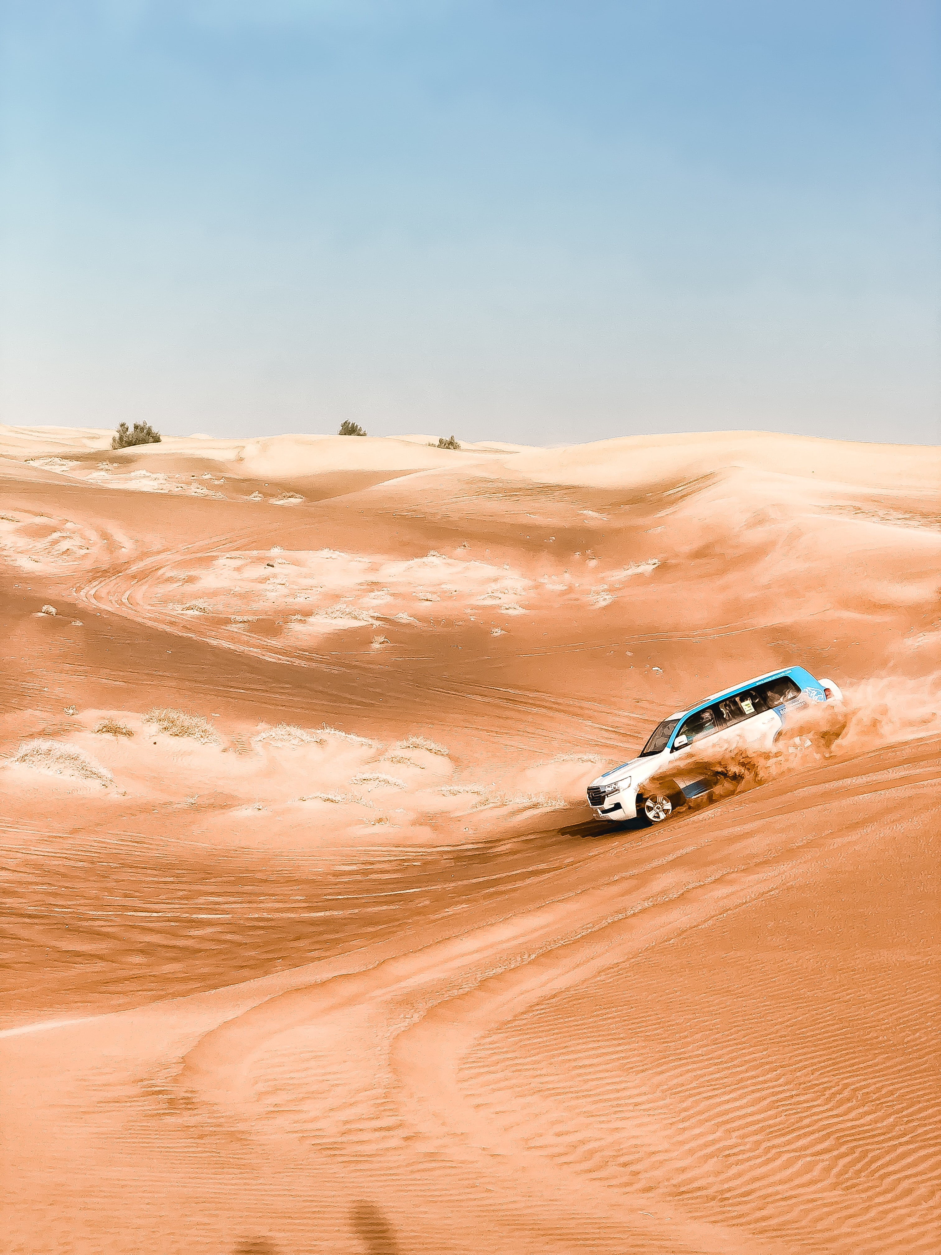 Handy-Wallpaper Sky, Sand, Wüste, Cars, Suv, Jeep, Staub kostenlos herunterladen.