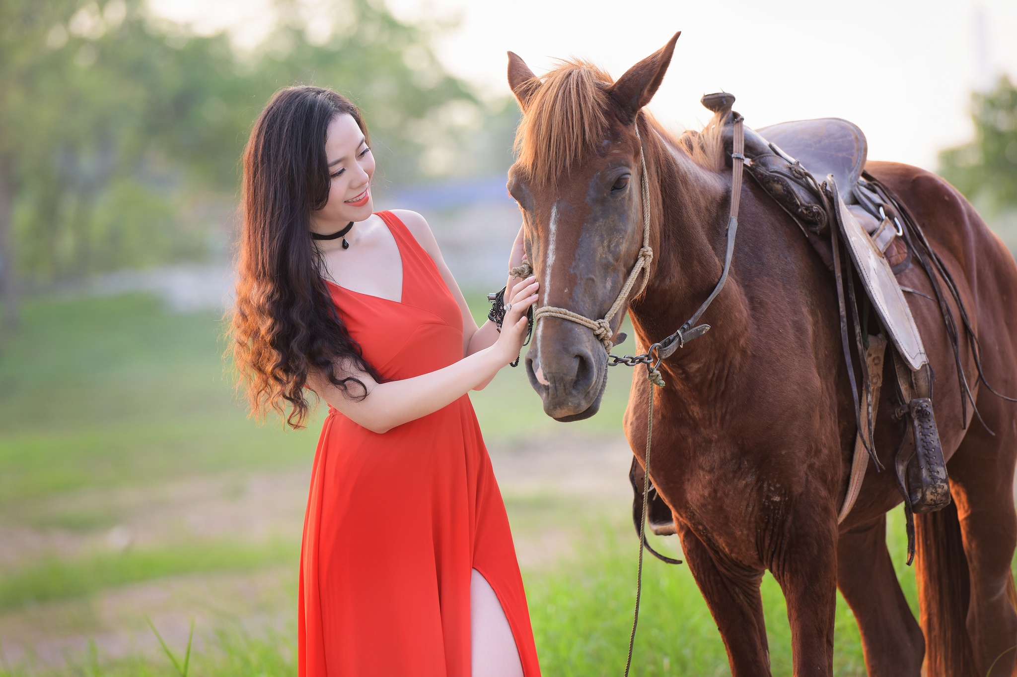 Верховая женщина. Девушка с лошадью. Фотосессия с лошадьми. Девушка на коне. Фотосессия с лошадью в платье.