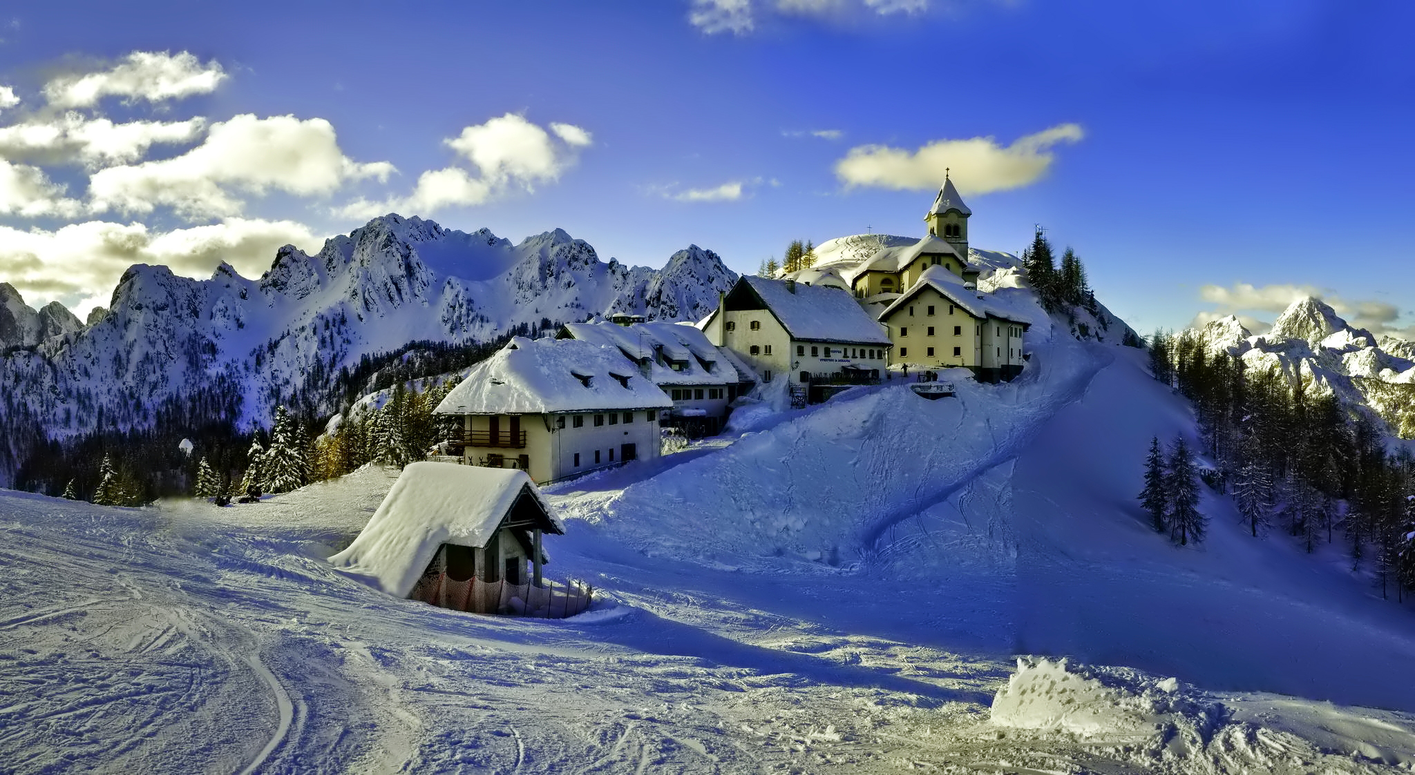 Handy-Wallpaper Winter, Natur, Häuser, Mountains, Schnee, Kleine Häuser kostenlos herunterladen.