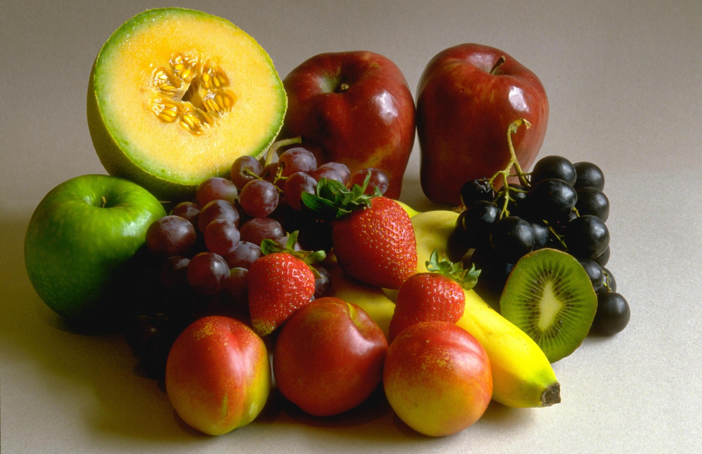 Handy-Wallpaper Lebensmittel, Erdbeere, Äpfel, Trauben, Kiwi, Banane kostenlos herunterladen.