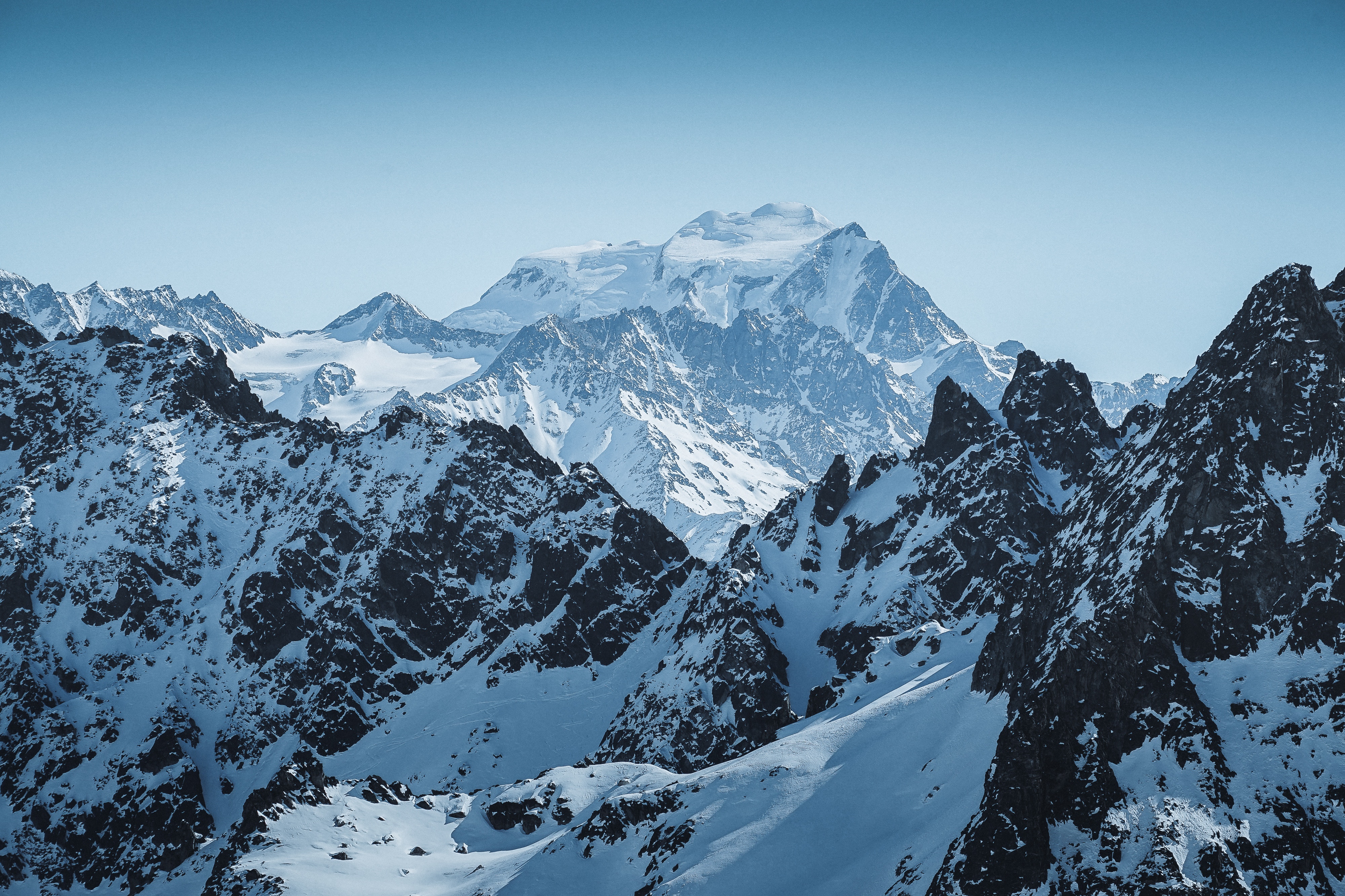 112525 Hintergrundbild herunterladen natur, mountains, scheitel, nach oben, alpen, schneebedeckt, snowbound, gebirge, bergkette - Bildschirmschoner und Bilder kostenlos