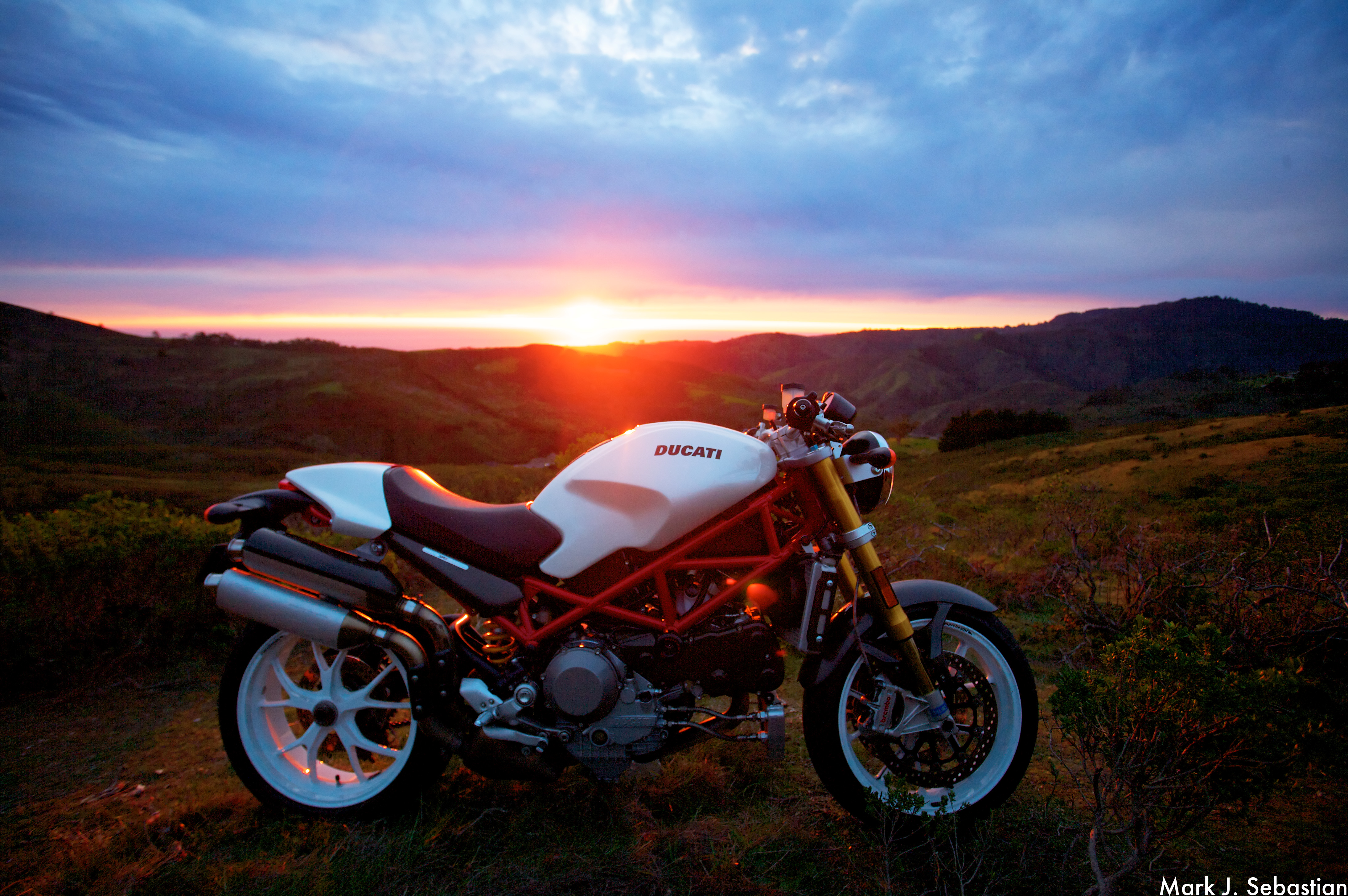 135446 Bildschirmschoner und Hintergrundbilder Ducati auf Ihrem Telefon. Laden Sie ducati, sunset, motorräder, motorrad, sonnenlicht Bilder kostenlos herunter