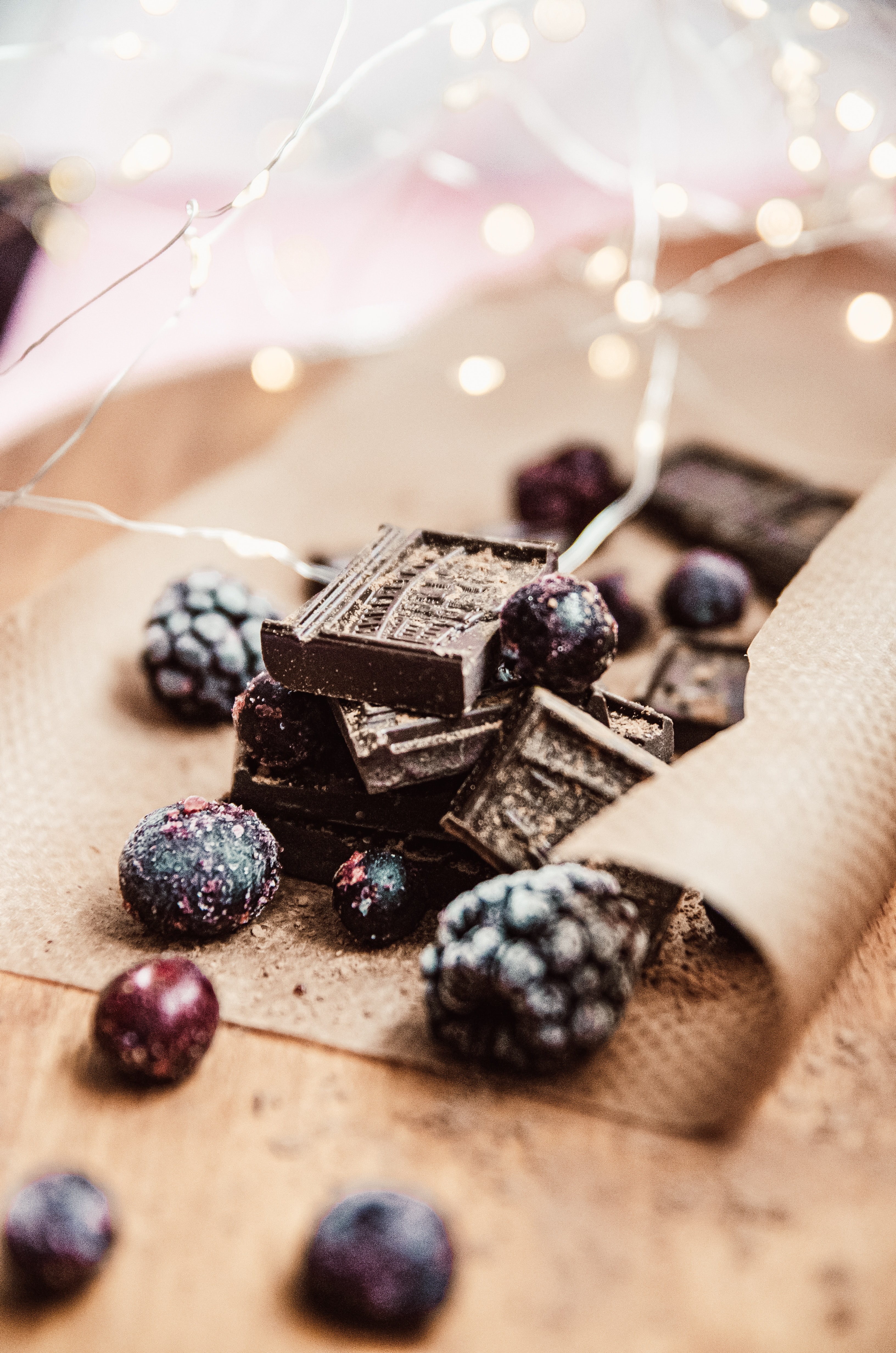 149625 download wallpaper chocolate, food, desert, berries, garland screensavers and pictures for free