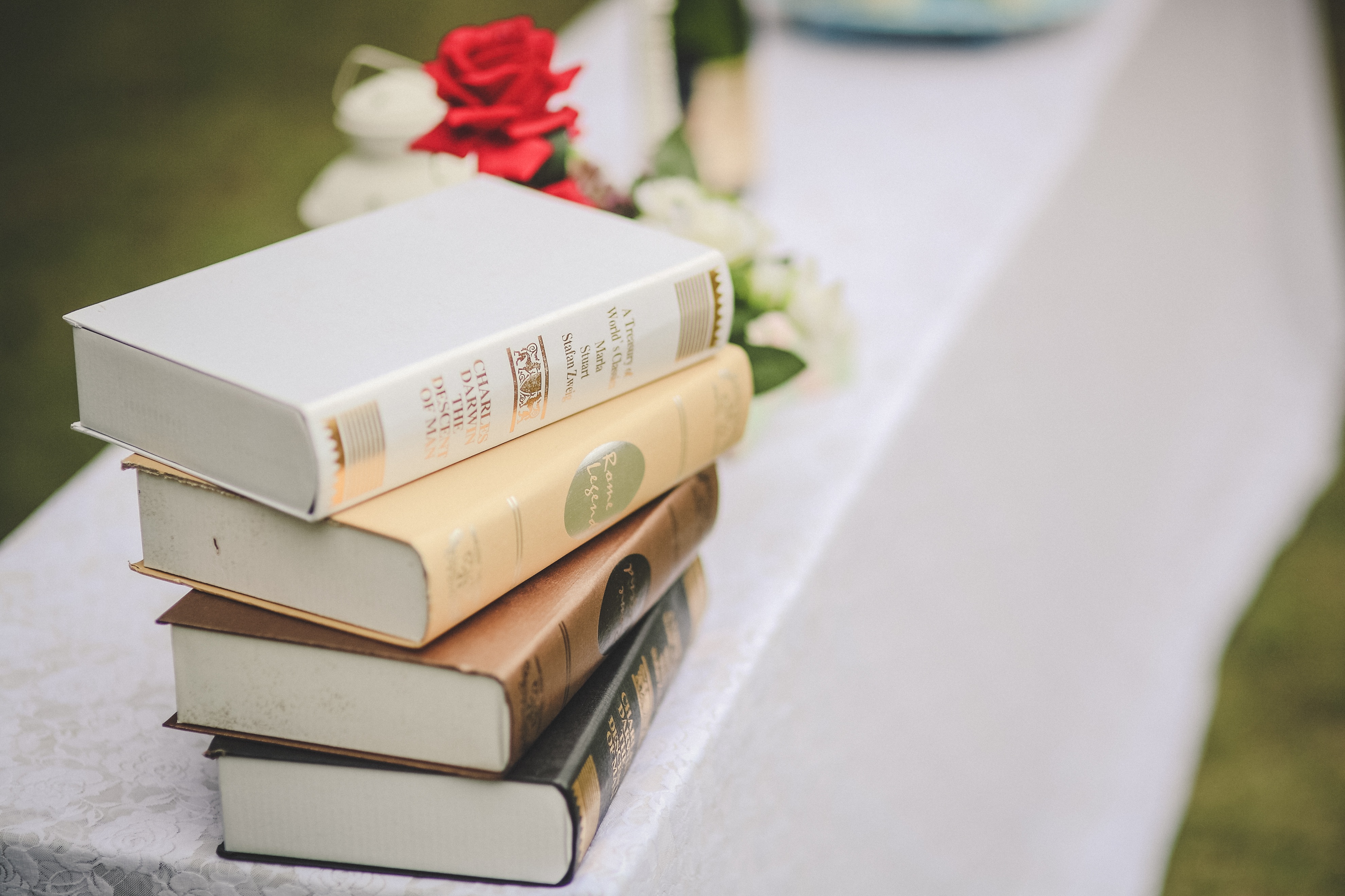 books, flowers, miscellanea, miscellaneous, blur, smooth High Definition image