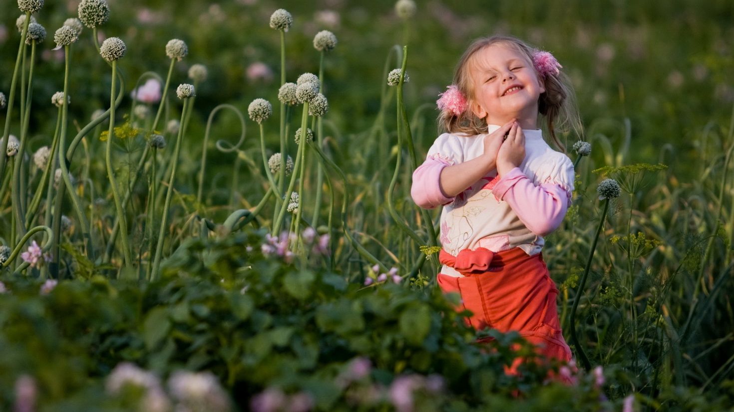 Дети наслаждаются жизнью. Дети и природа. Счастливая девочка. Лето дети природа. Радость природа.