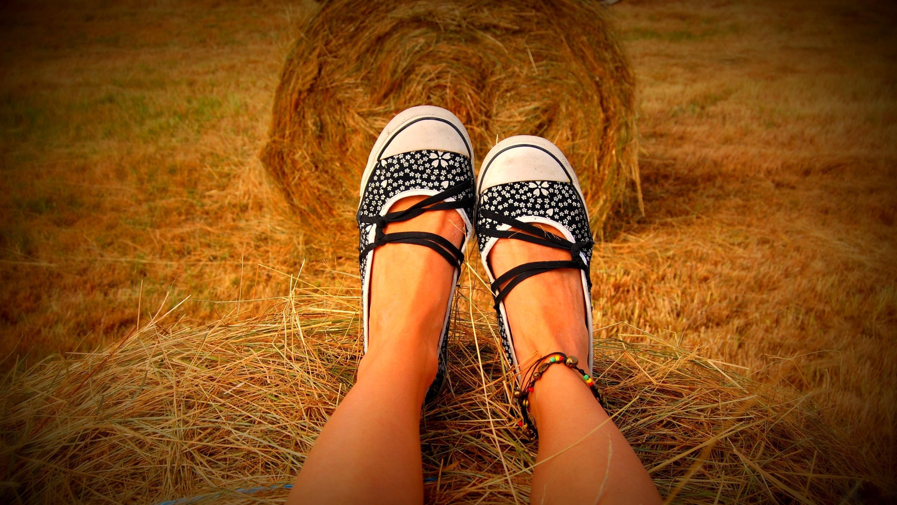 Handy-Wallpaper Grass, Verschiedenes, Sonstige, Sitzen, Beine, Schuhe, Schuhwerk, Heu kostenlos herunterladen.