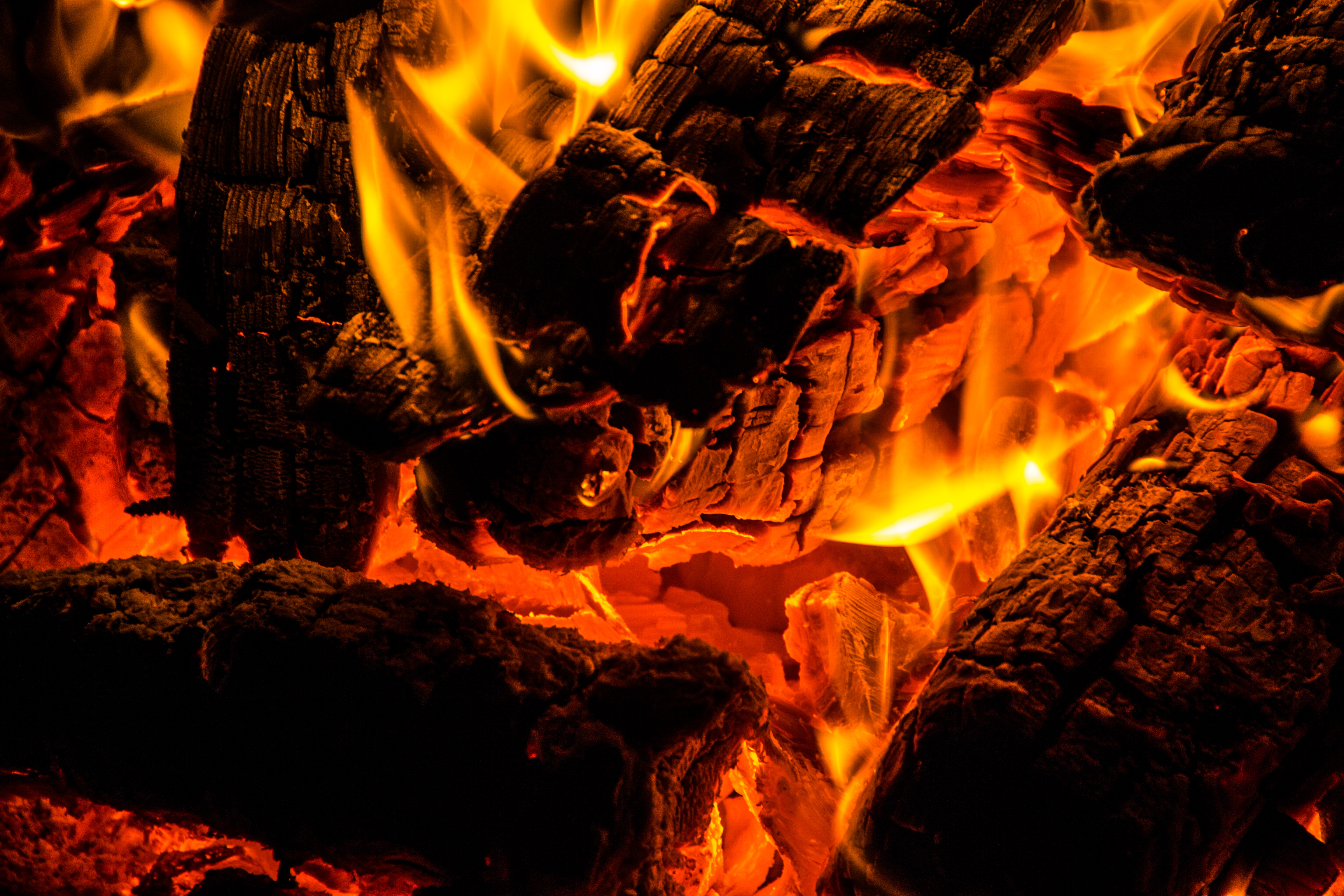 Handy-Wallpaper Feuer, Bonfire, Kohlen, Dunkel, Flamme kostenlos herunterladen.