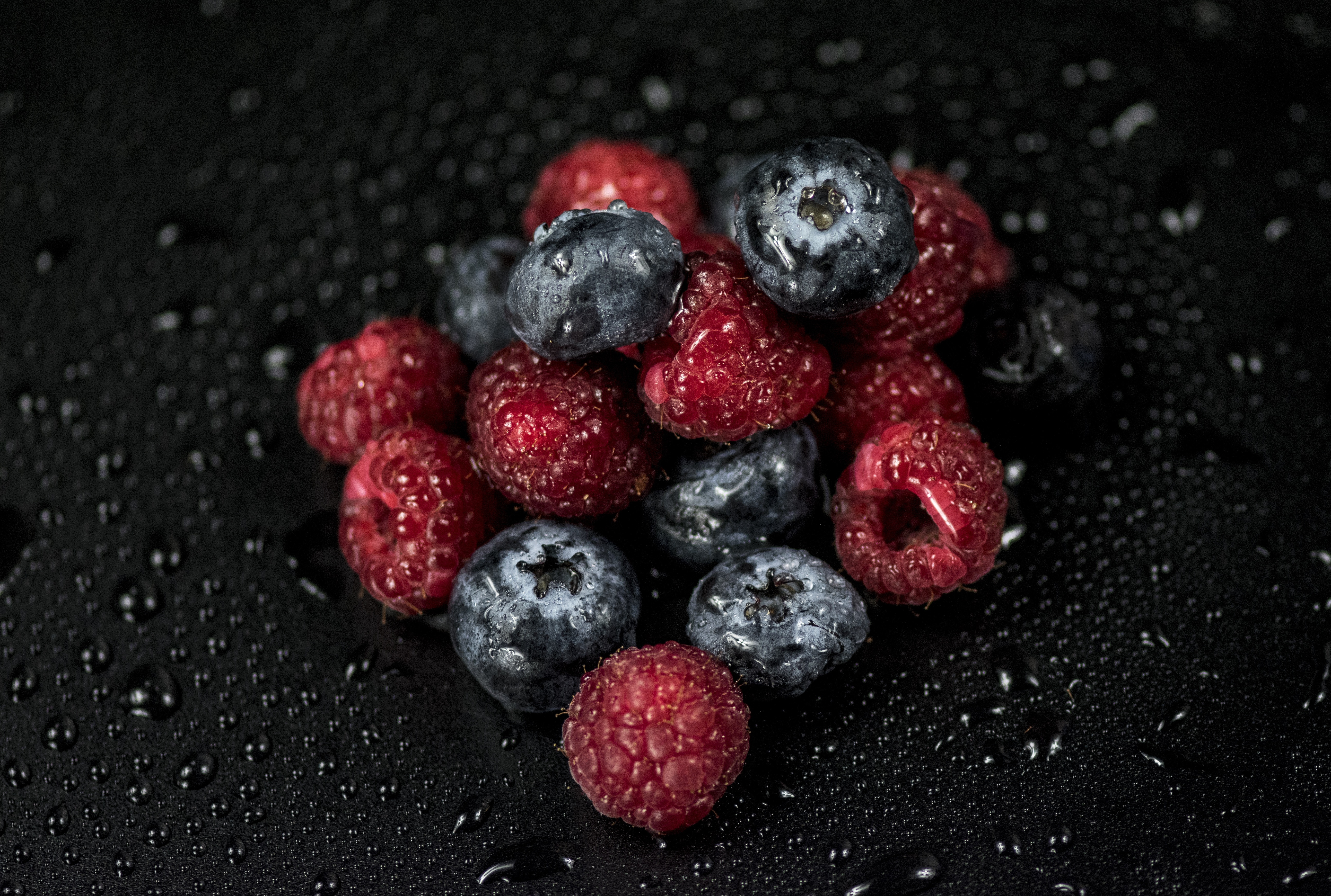berries, raspberry, bilberries, food, drops phone background