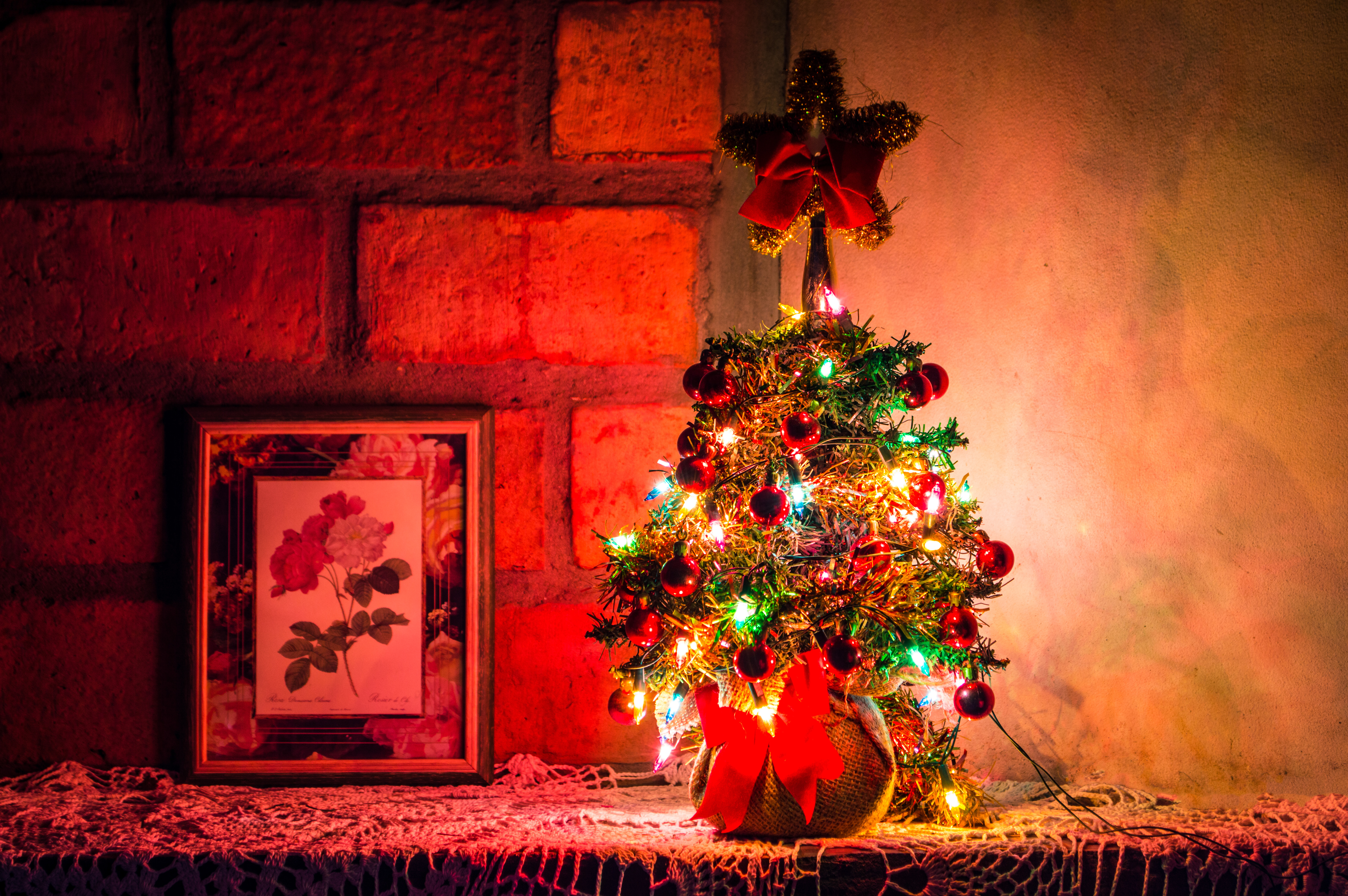 Handy-Wallpaper Feiertage, Neujahr, Dekoration, Weihnachten, Neues Jahr, Weihnachtsbaum, Garland, Girlanden kostenlos herunterladen.