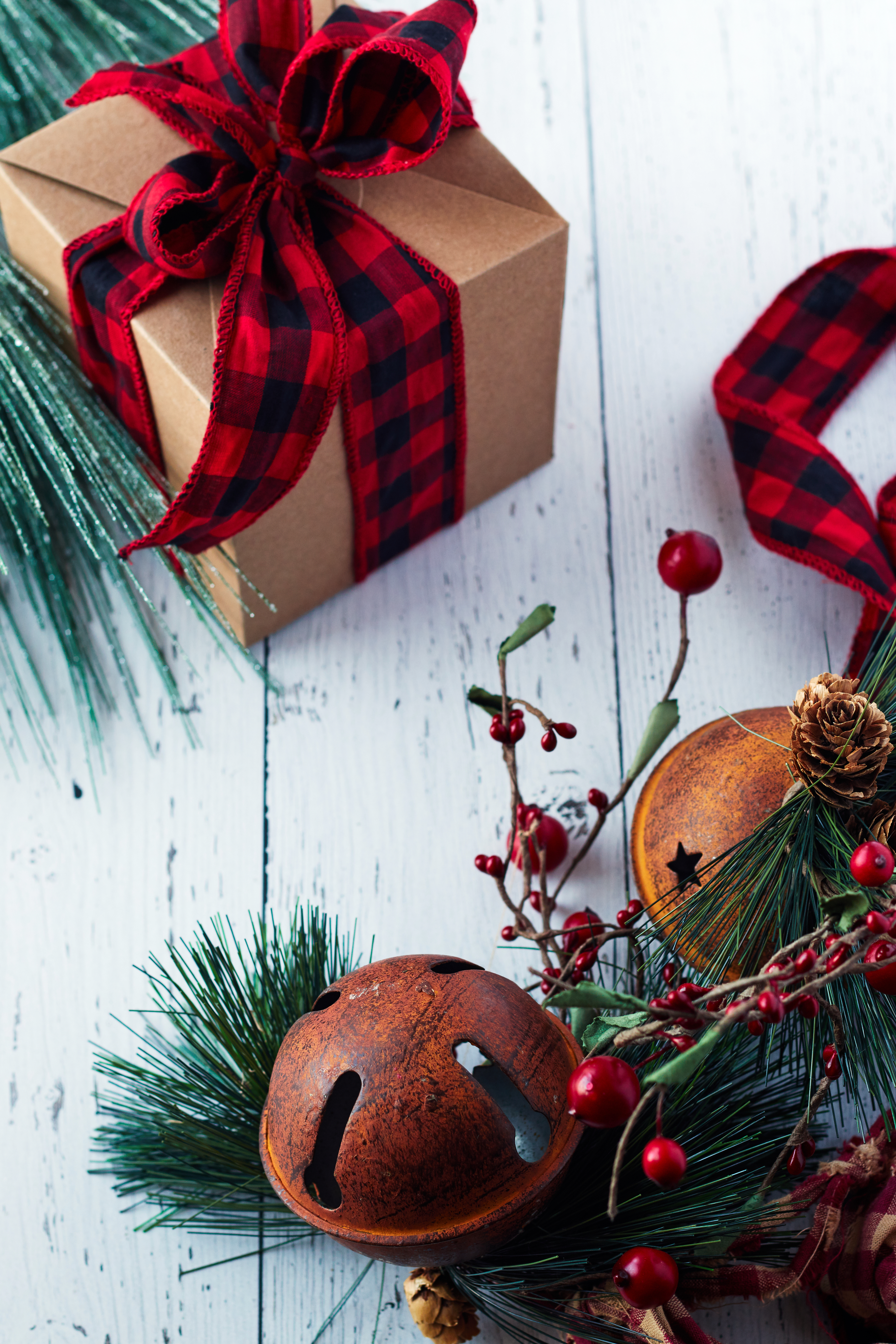 Handy-Wallpaper Weihnachten, Feiertage, Neujahr, Dekoration, Neues Jahr, Geäst, Zweige, Vorhanden, Geschenk kostenlos herunterladen.