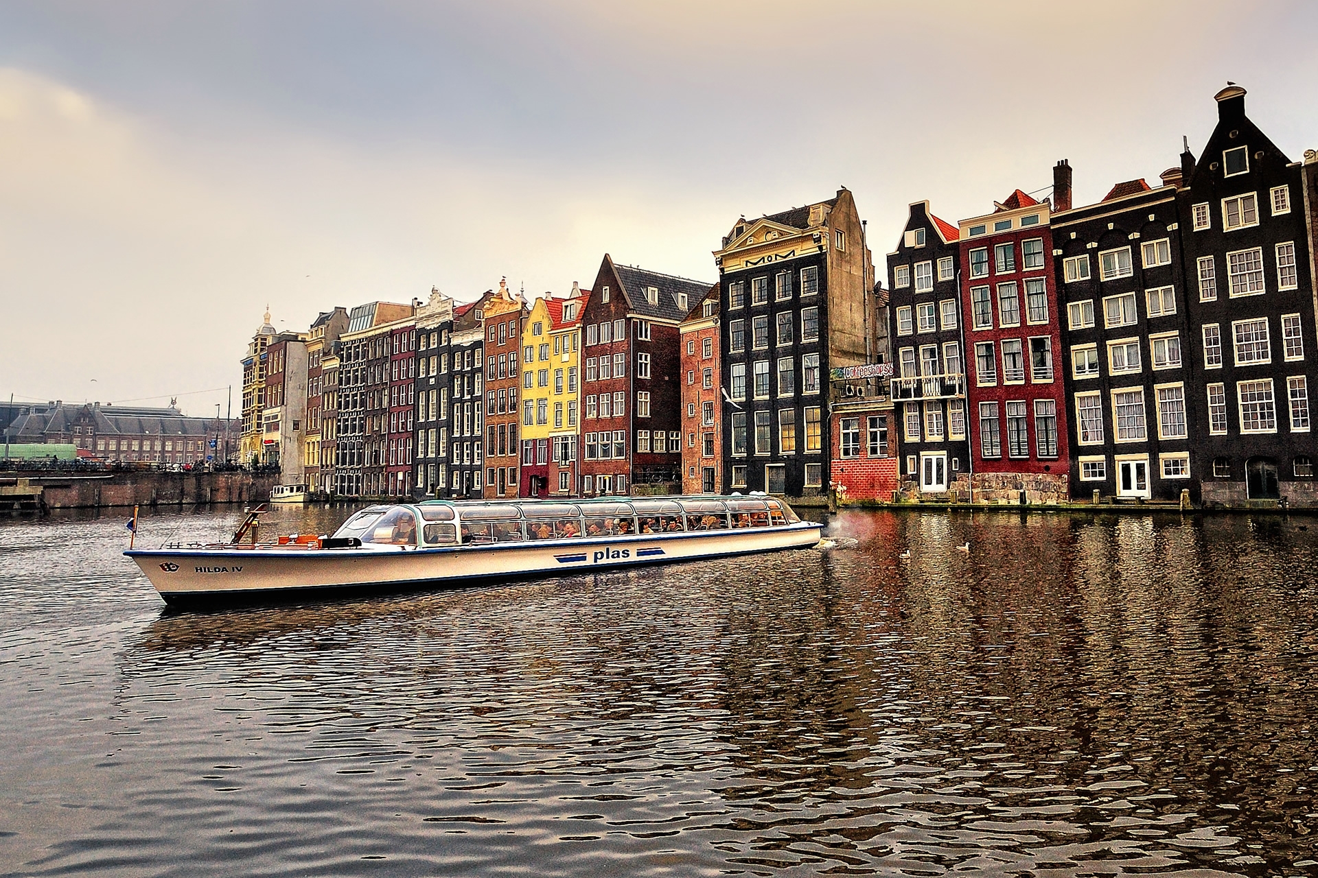 Handy-Wallpaper Städte, Flüsse, Stadt, Gebäude, Niederlande, Amsterdam, Hauptstadt kostenlos herunterladen.