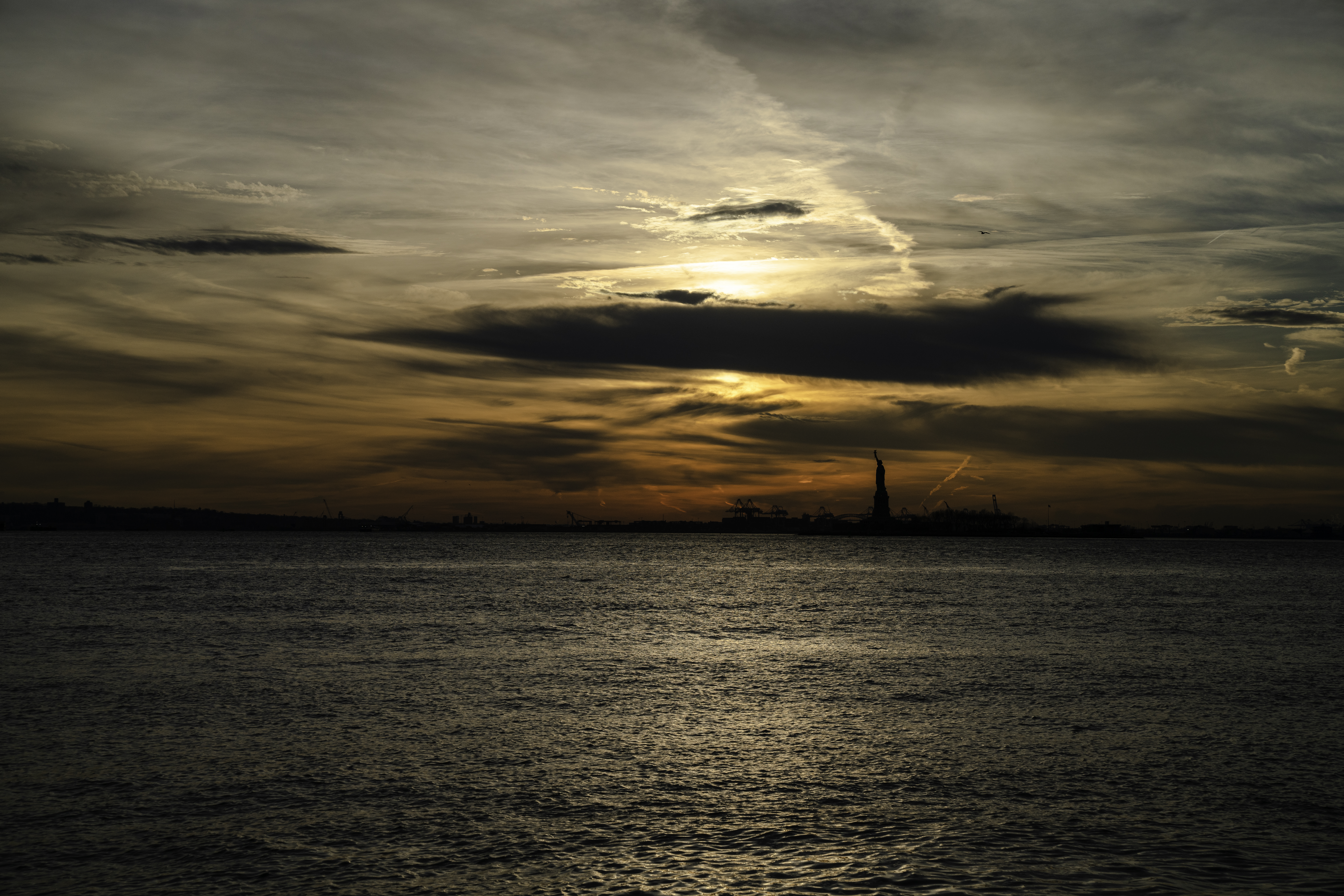 113513 Bildschirmschoner und Hintergrundbilder Statue Of Liberty auf Ihrem Telefon. Laden Sie sunset, wasser, silhouette, dunkel Bilder kostenlos herunter