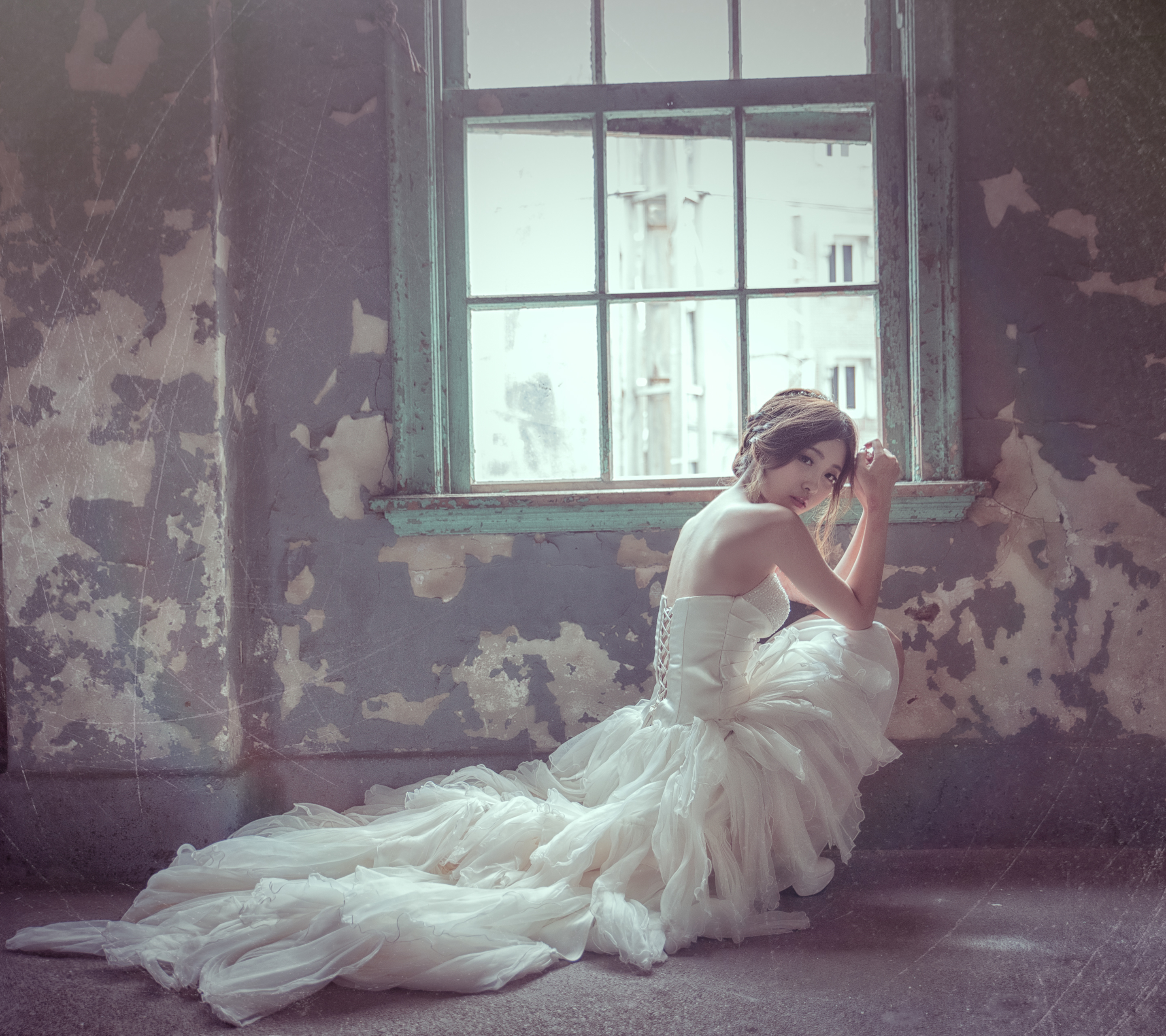 Девушка в белом платье у окна