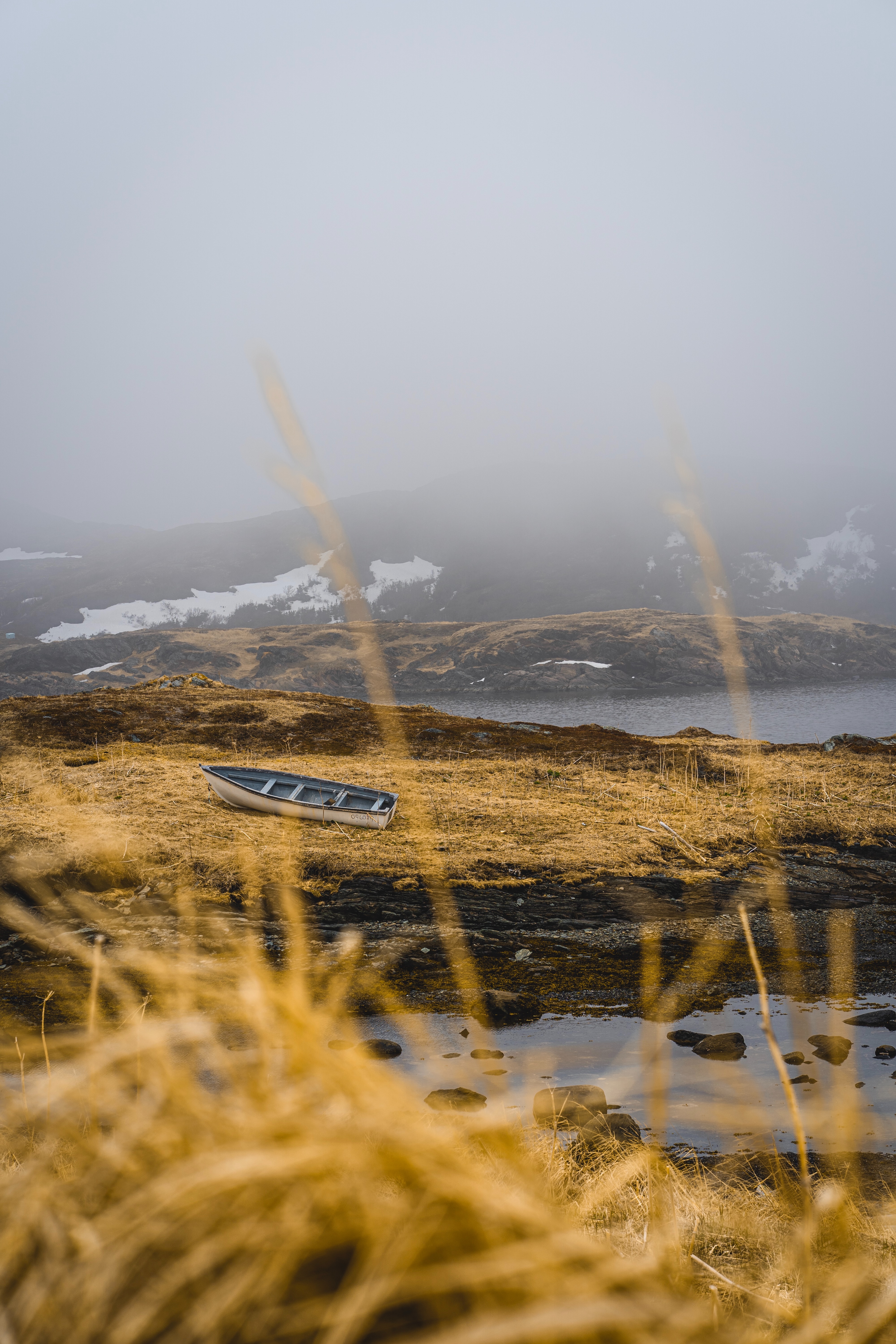126429 Заставки и Обои Лодка на телефон. Скачать лодка, природа, озеро, берег, туман, холмы картинки бесплатно