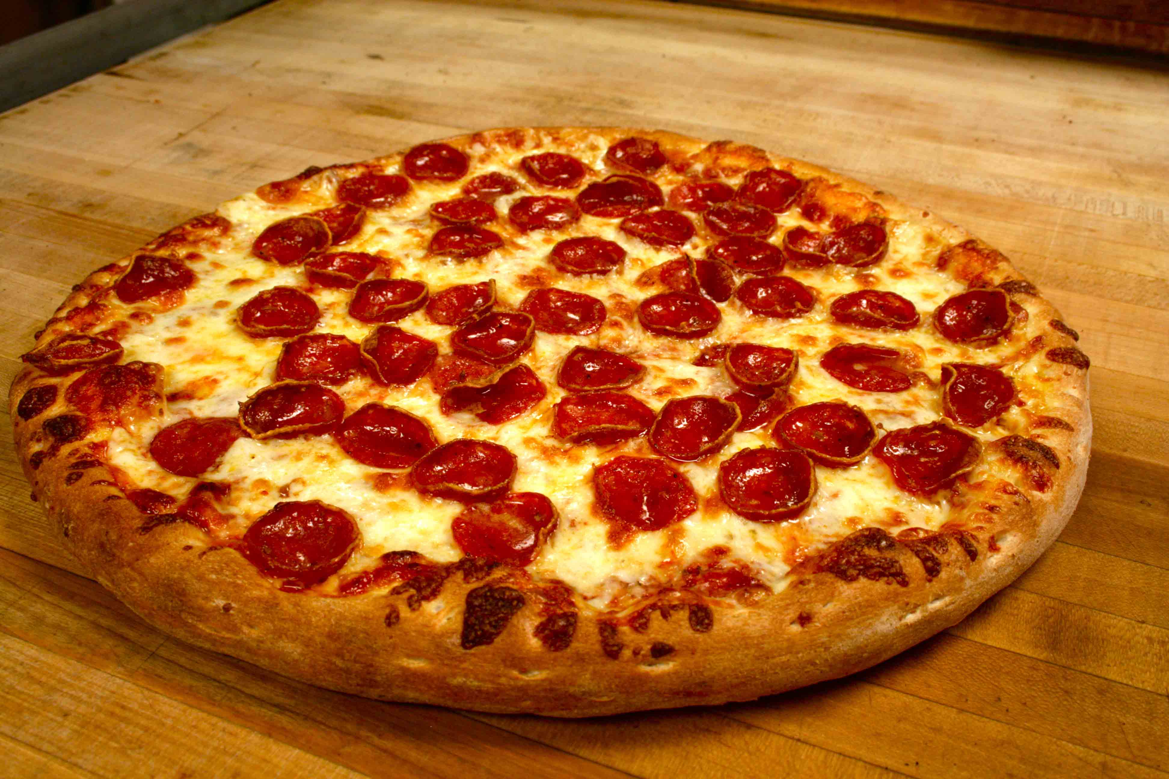 Pizza reaby. Пицца пепперони. Пицца с гранатом. Огромная пицца пепперони. Американская пицца пепперони.
