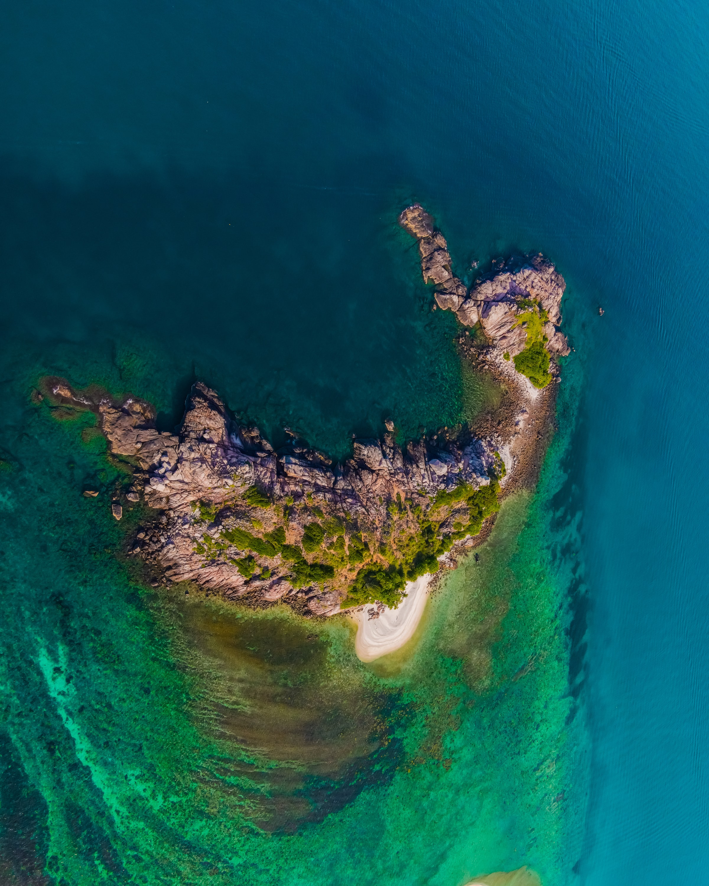 Widescreen image island, view from above, ocean, rocks