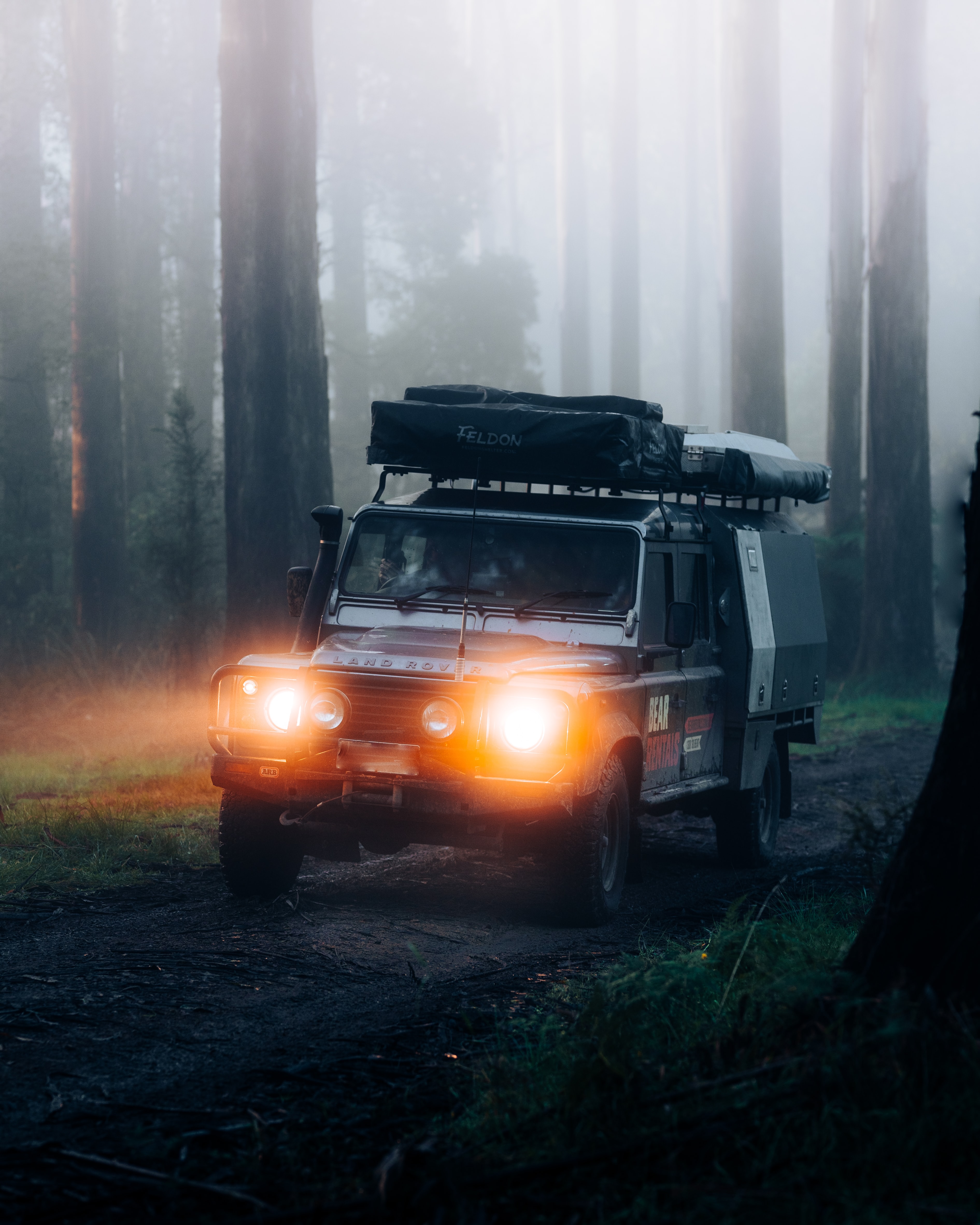 106770 Bildschirmschoner und Hintergrundbilder Land Rover auf Ihrem Telefon. Laden Sie auto, land rover, cars, nebel, wagen, suv, land rover-verteidiger Bilder kostenlos herunter