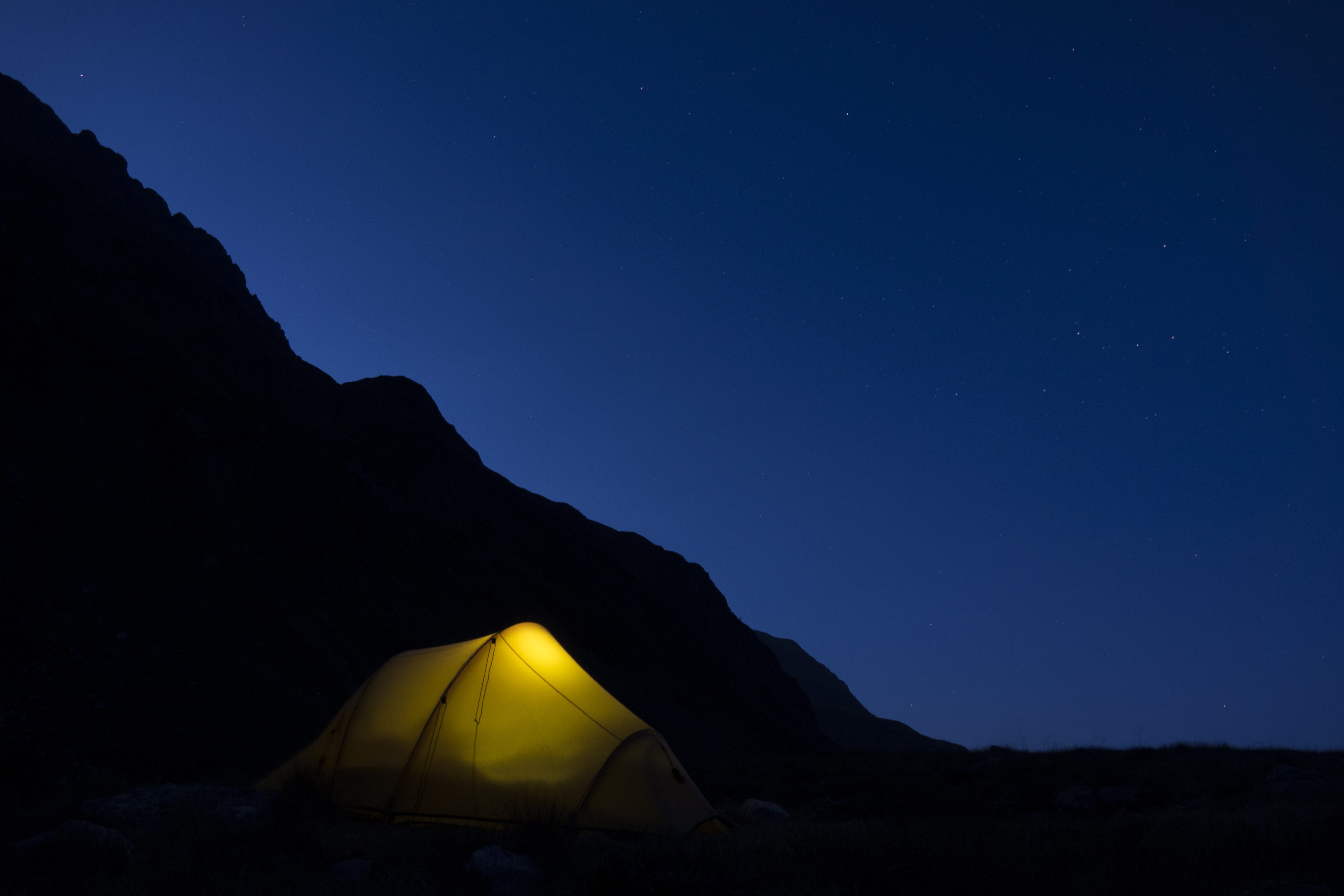 144102 Bildschirmschoner und Hintergrundbilder Camping auf Ihrem Telefon. Laden Sie zelt, mountains, dunkelheit, übernachtung Bilder kostenlos herunter