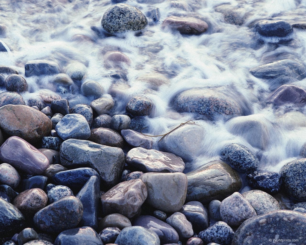 Самоцветы вода. Камни в воде. Мокрый камень. Вода сквозь камни. Валун в воде.