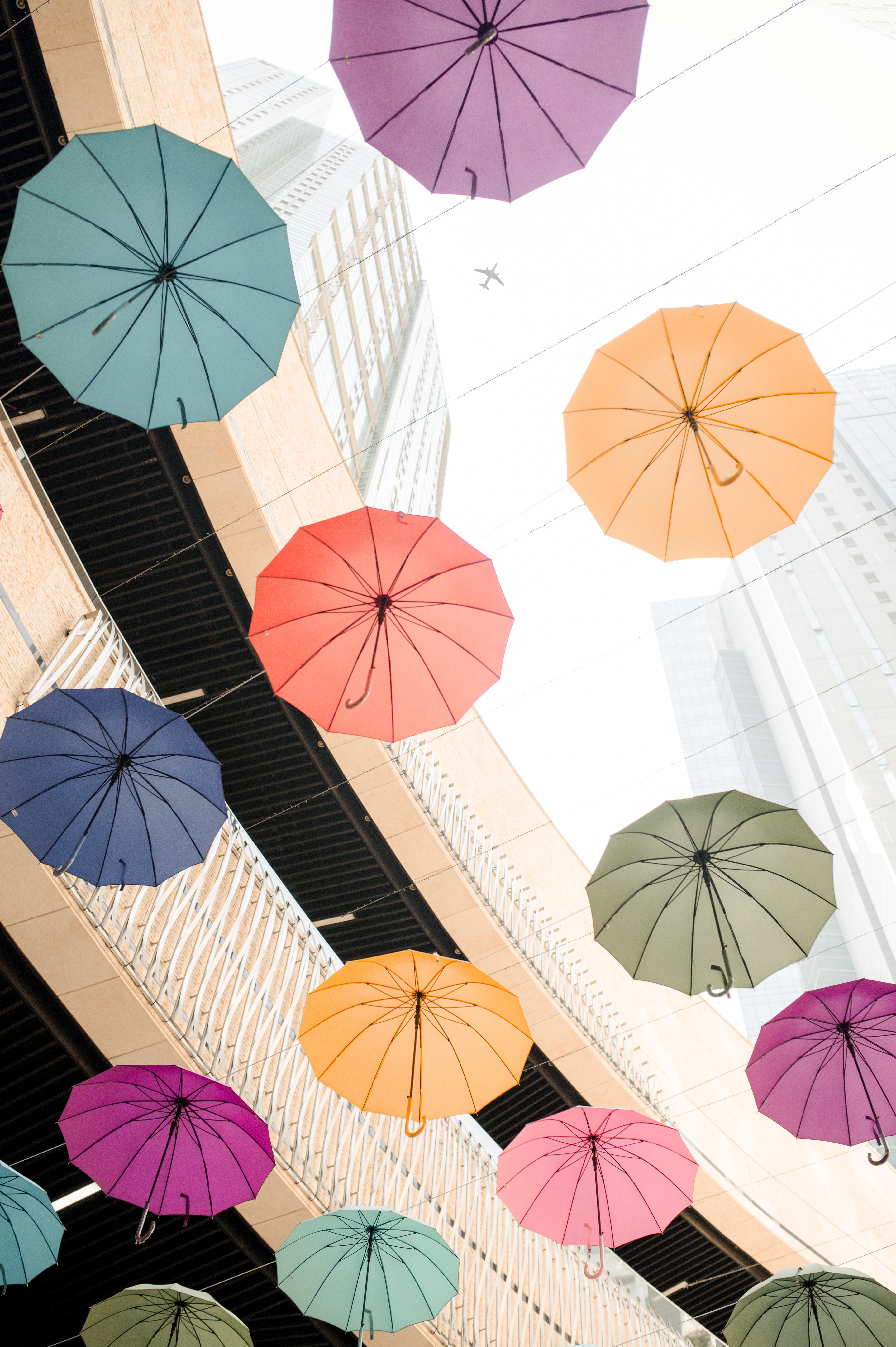 Handy-Wallpaper Gebäude, Verschiedenes, Sonstige, Mehrfarbig, Motley, Flugzeug, Regenschirme, Sonnenschirme kostenlos herunterladen.