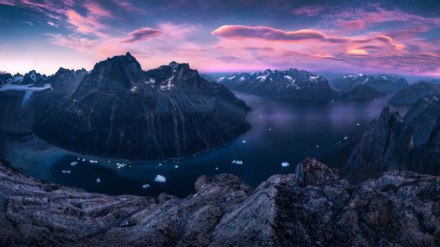 Гренландия горный. Гренландия фьорды. Горы Гренландии. Природа горы ночью. Горы озеро ночь.